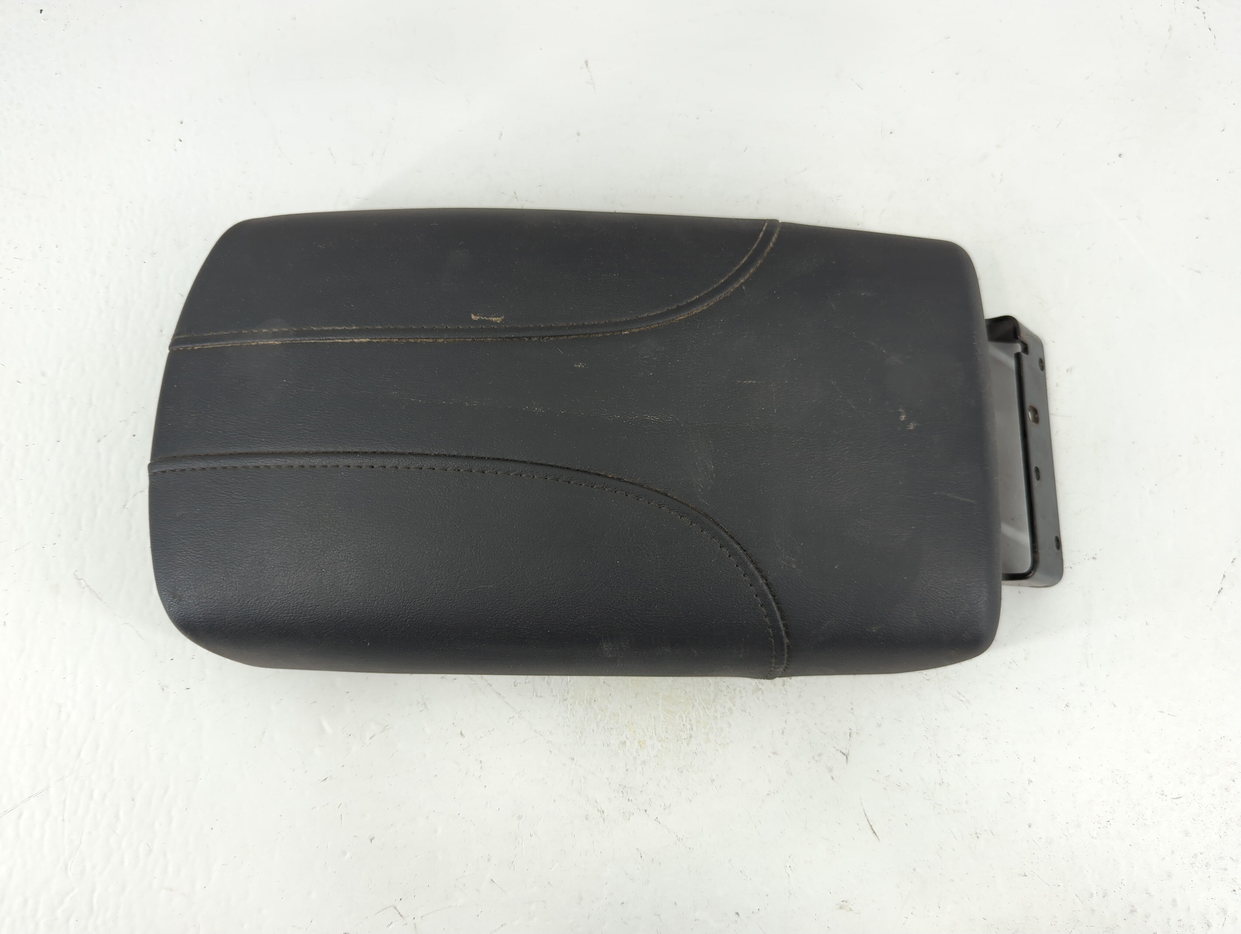 2018-2020 Nissan Rogue Center Console Armrest Cover Lid P/N:201911110245 Fits Fits 2018 2019 2020 OEM Used Auto Parts - Oemusedautoparts1.com