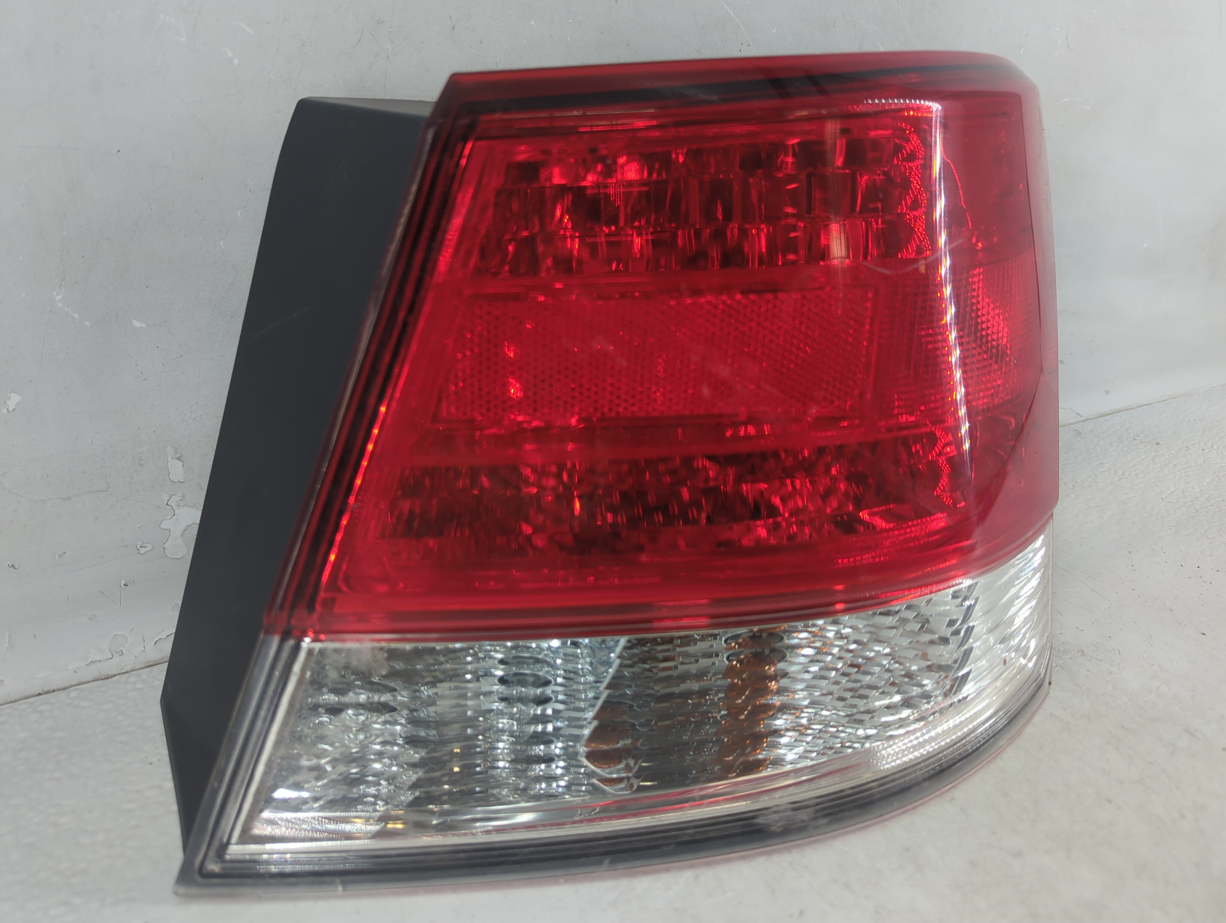 2010-2014 Subaru Legacy Tail Light Assembly Passenger Right OEM P/N:2XL 946 098 Fits Fits 2010 2011 2012 2013 2014 OEM Used Auto Parts - Oemusedautoparts1.com