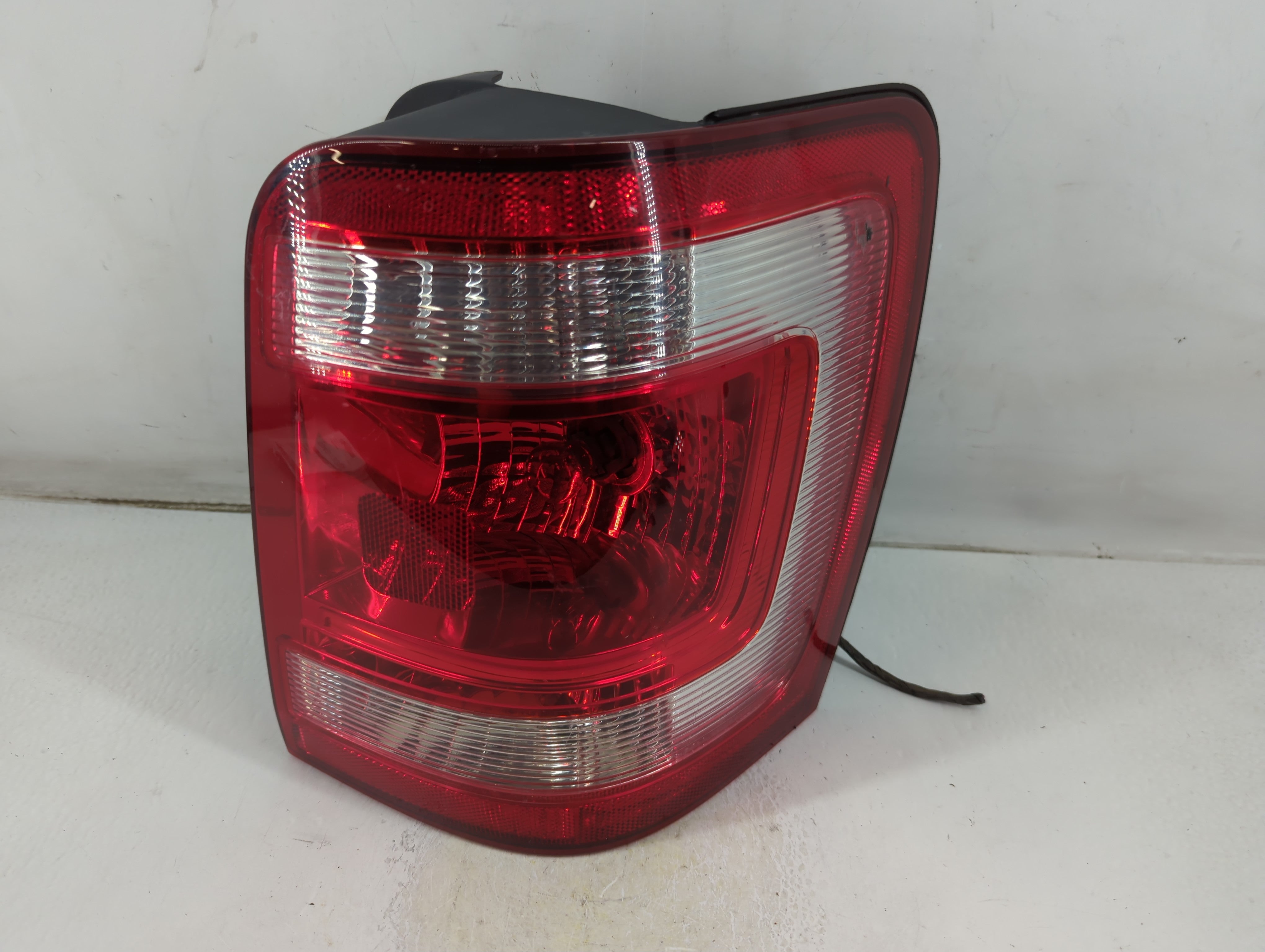 2008-2012 Ford Escape Tail Light Assembly Driver Left OEM P/N:8L84-13B504 A Fits Fits 2008 2009 2010 2011 2012 OEM Used Auto Parts - Oemusedautoparts1.com