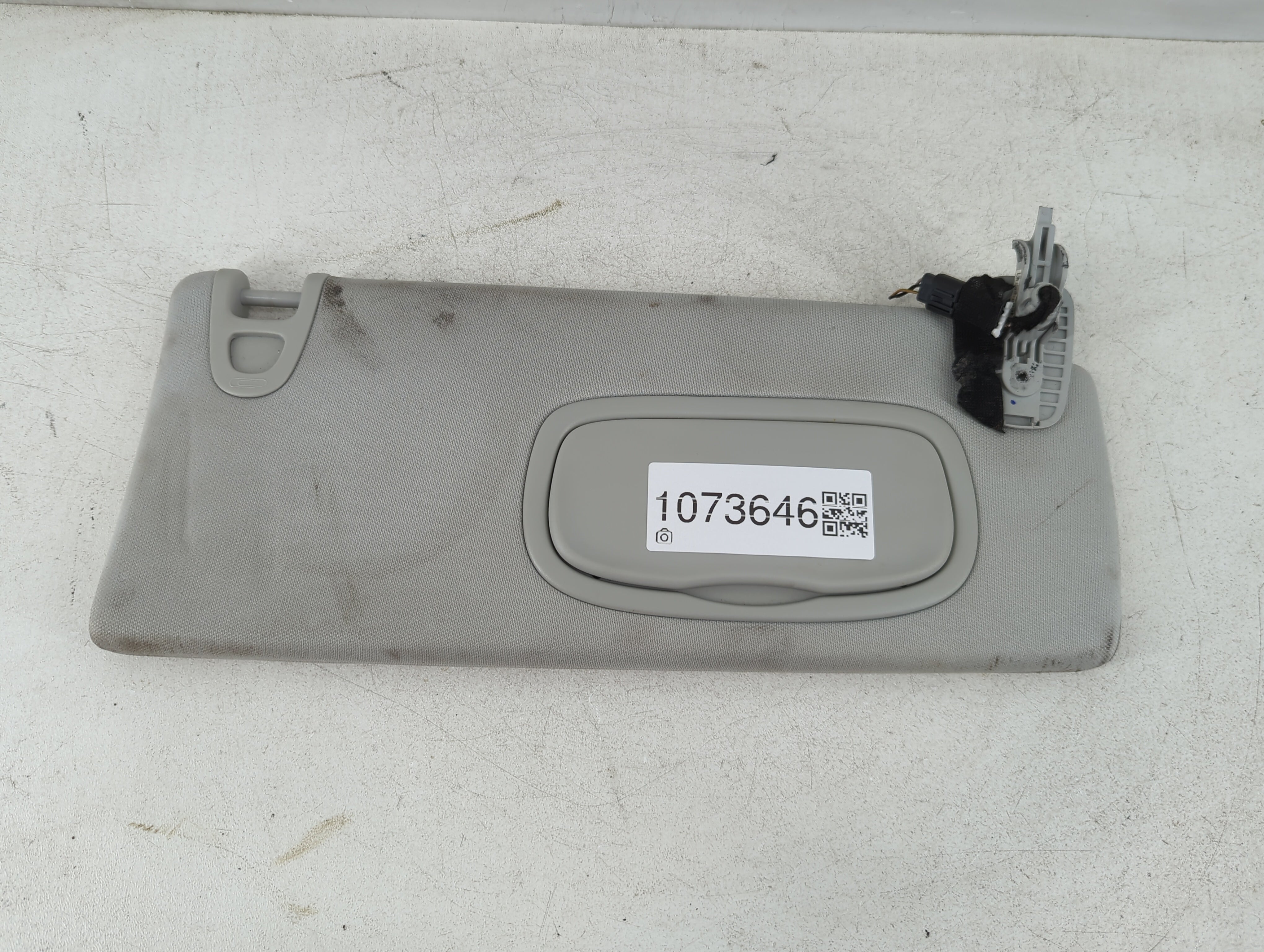 2019-2022 Jeep Cherokee Sun Visor Shade Replacement Passenger Right Mirror Fits Fits 2019 2020 2021 2022 OEM Used Auto Parts - Oemusedautoparts1.com