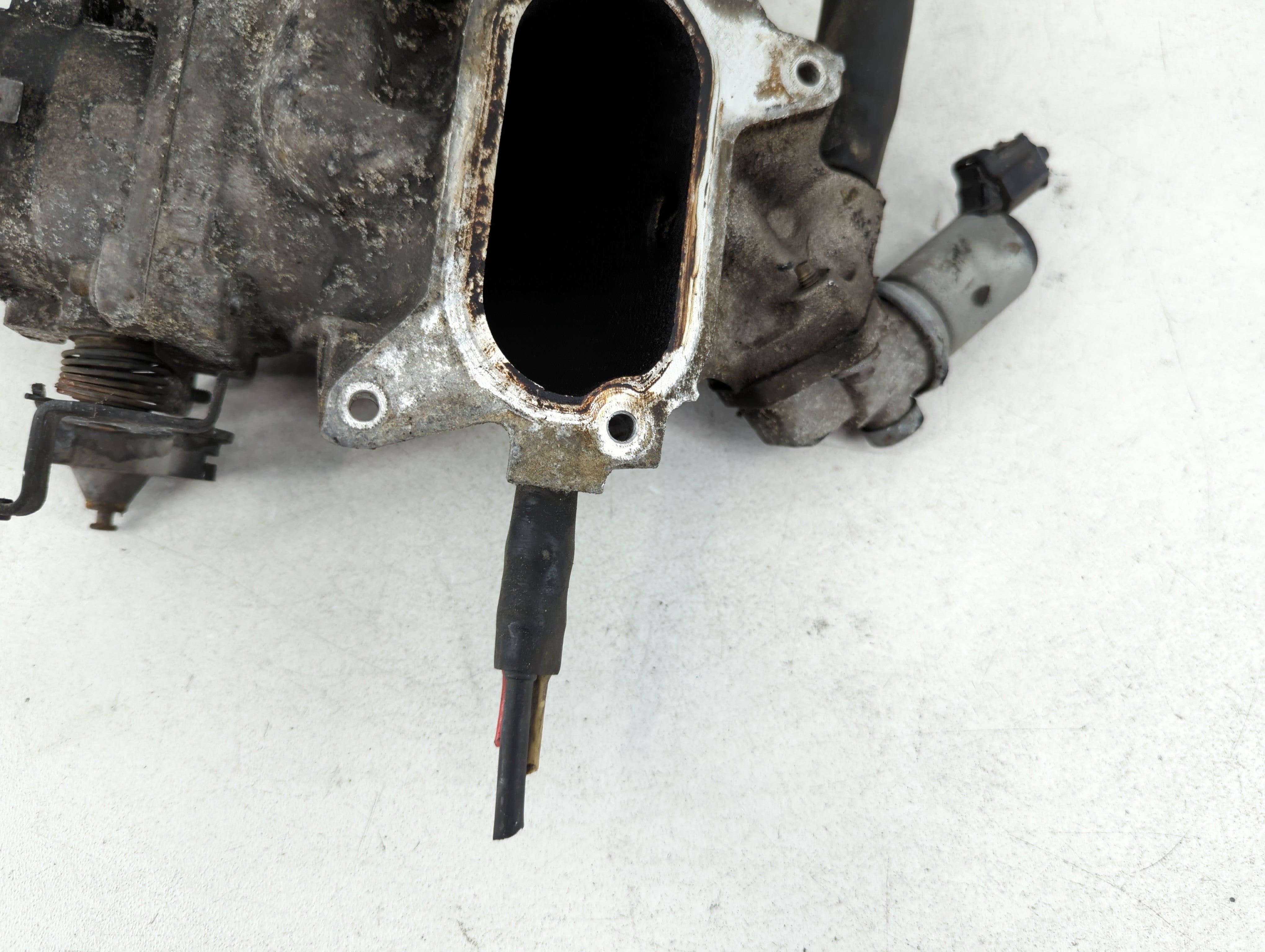 2001 Ford Expedition Throttle Body P/N:YL3U-AB Fits Fits 2000 2002 2003 2004 OEM Used Auto Parts - Oemusedautoparts1.com