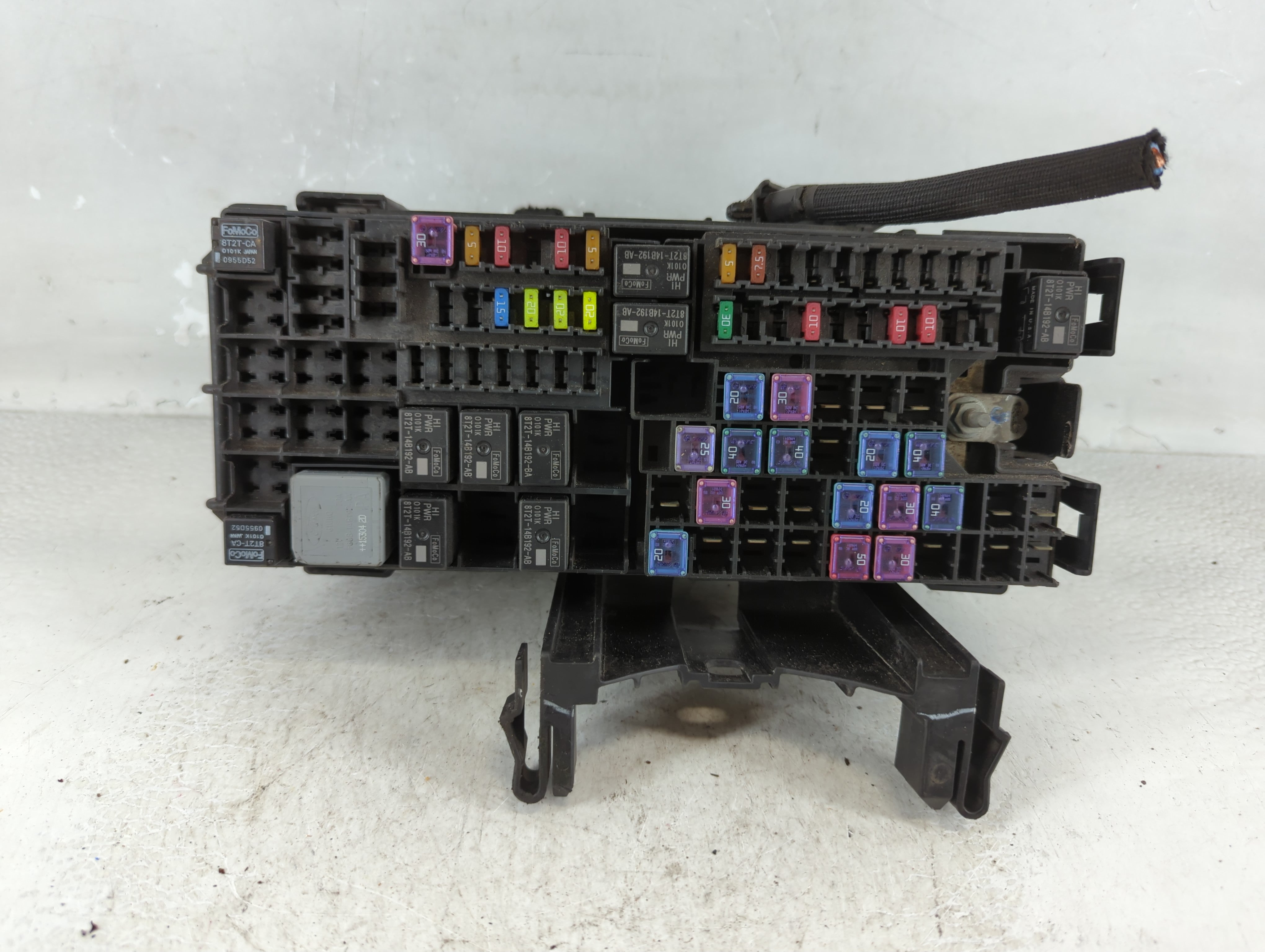 2013-2016 Ford Taurus Fusebox Fuse Box Panel Relay Module P/N:DG1T-14A003-BA Fits Fits 2013 2014 2015 2016 OEM Used Auto Parts - Oemusedautoparts1.com