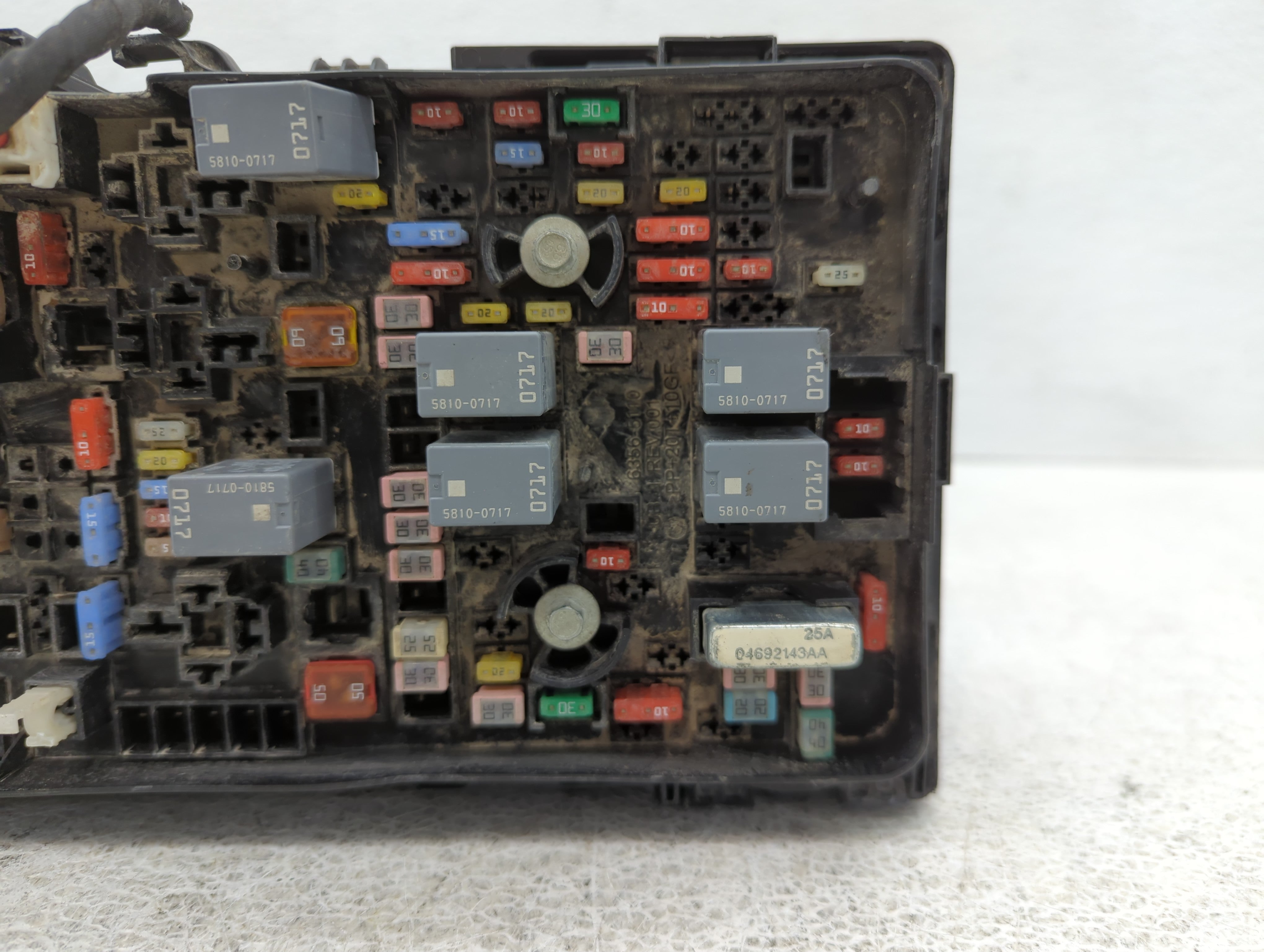 2016-2017 Chrysler 200 Fusebox Fuse Box Panel Relay Module P/N:04692143A Fits Fits 2016 2017 OEM Used Auto Parts - Oemusedautoparts1.com