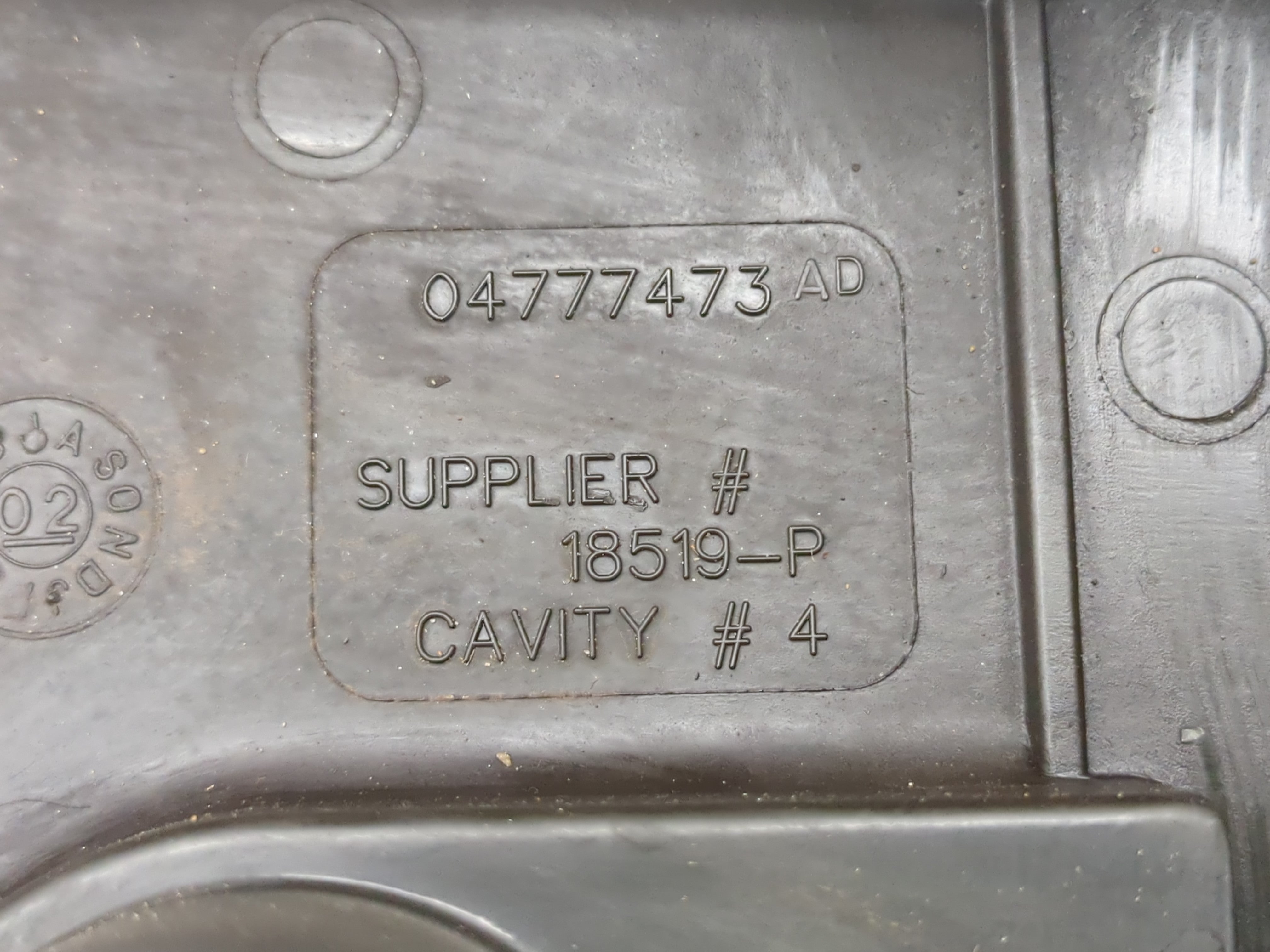 2003 Chrysler Pt Cruiser Driver Left Cylinder Head Valve Cover P/N:04777473 Fits OEM Used Auto Parts - Oemusedautoparts1.com