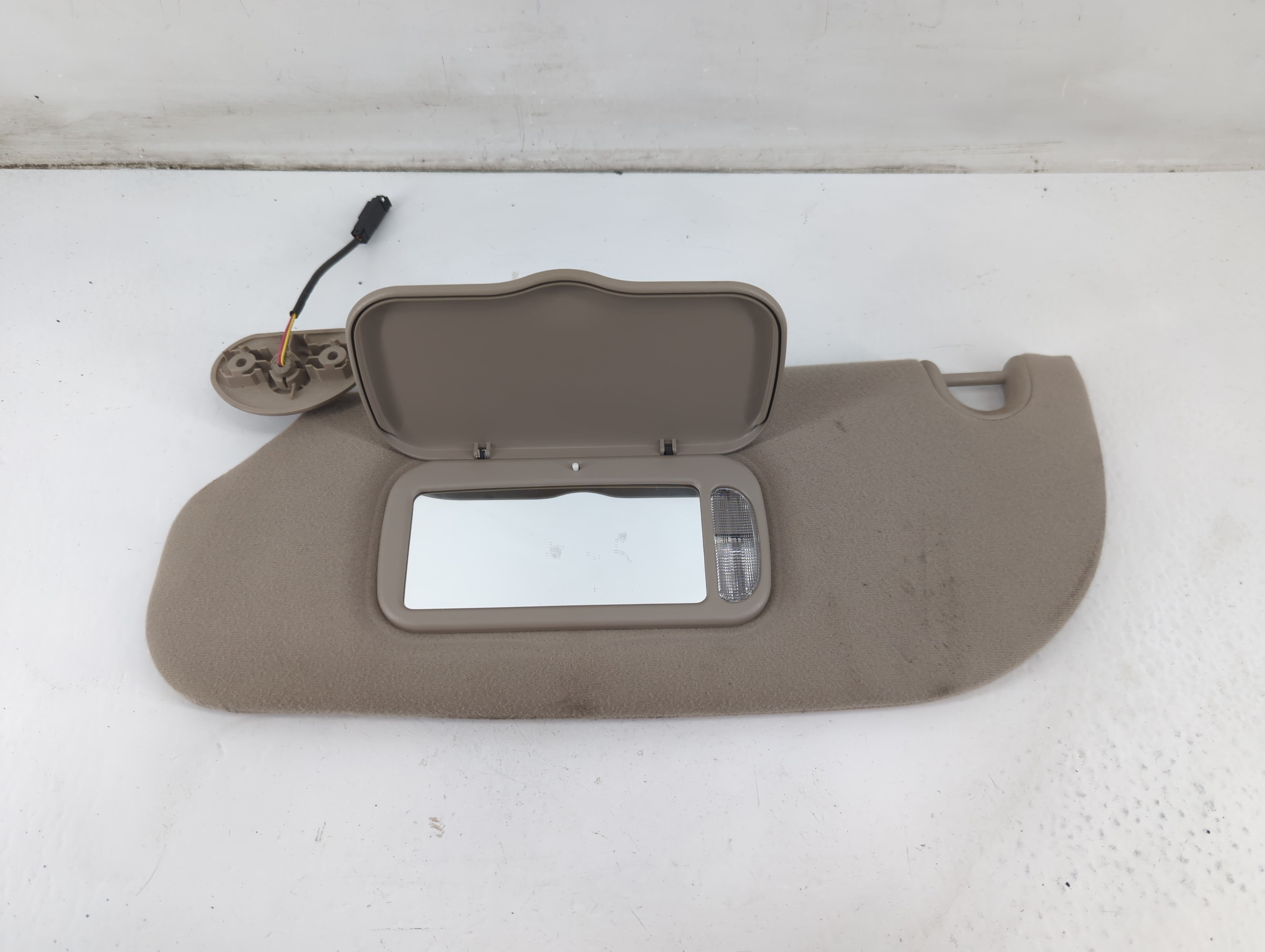 2006-2009 Mercury Mountaineer Sun Visor Shade Replacement Driver Left Mirror Fits Fits 2006 2007 2008 2009 OEM Used Auto Parts - Oemusedautoparts1.com