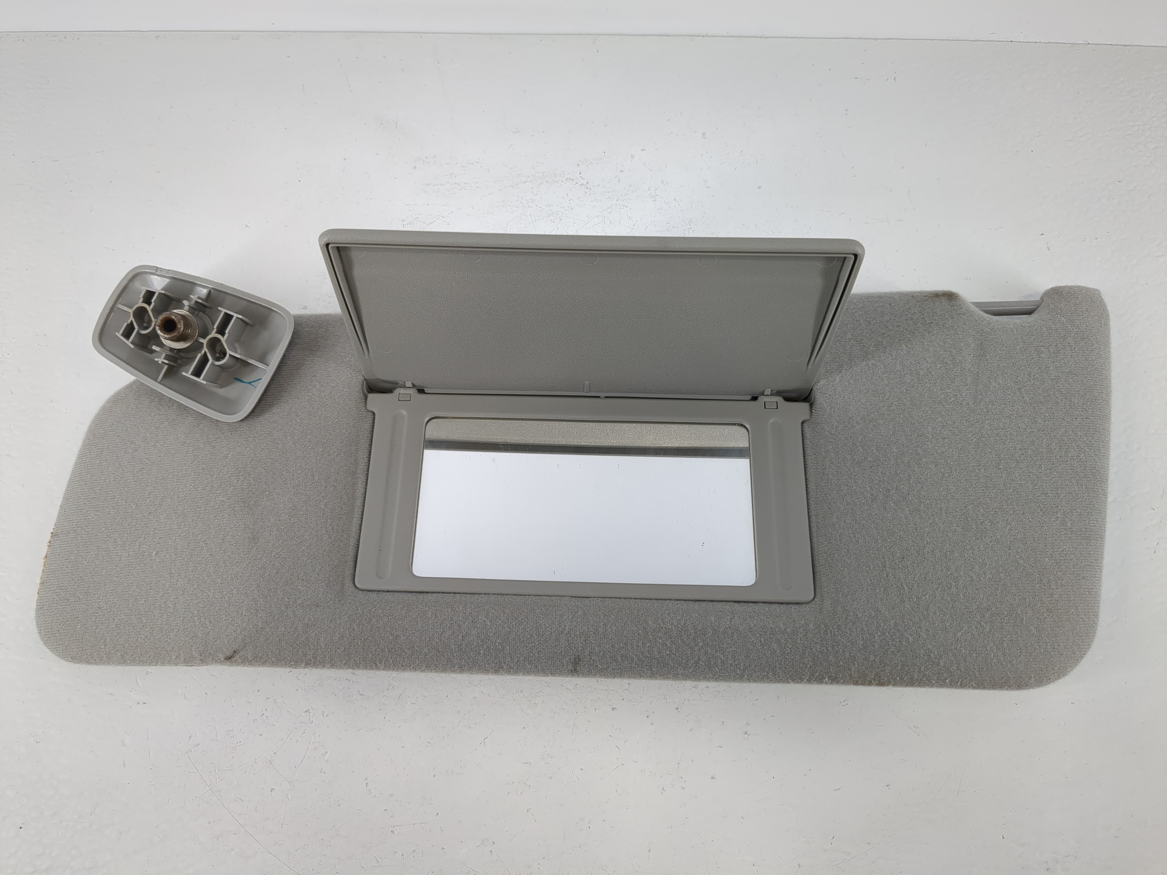 2004-2008 Ford F-150 Sun Visor Shade Replacement Passenger Right Mirror Fits Fits 2004 2005 2006 2007 2008 OEM Used Auto Parts - Oemusedautoparts1.com