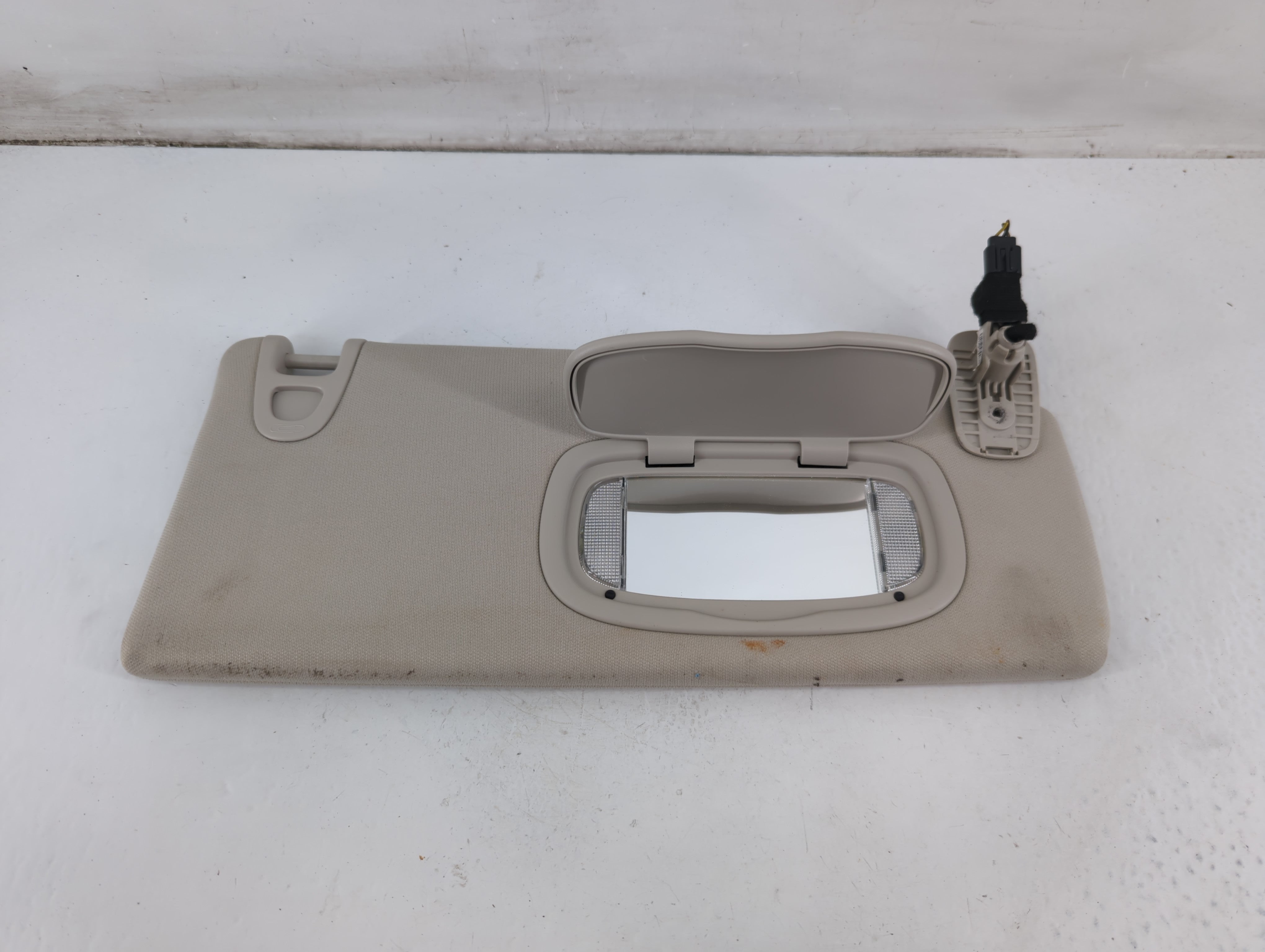 2014-2018 Jeep Cherokee Sun Visor Shade Replacement Passenger Right Mirror Fits Fits 2014 2015 2016 2017 2018 OEM Used Auto Parts - Oemusedautoparts1.com