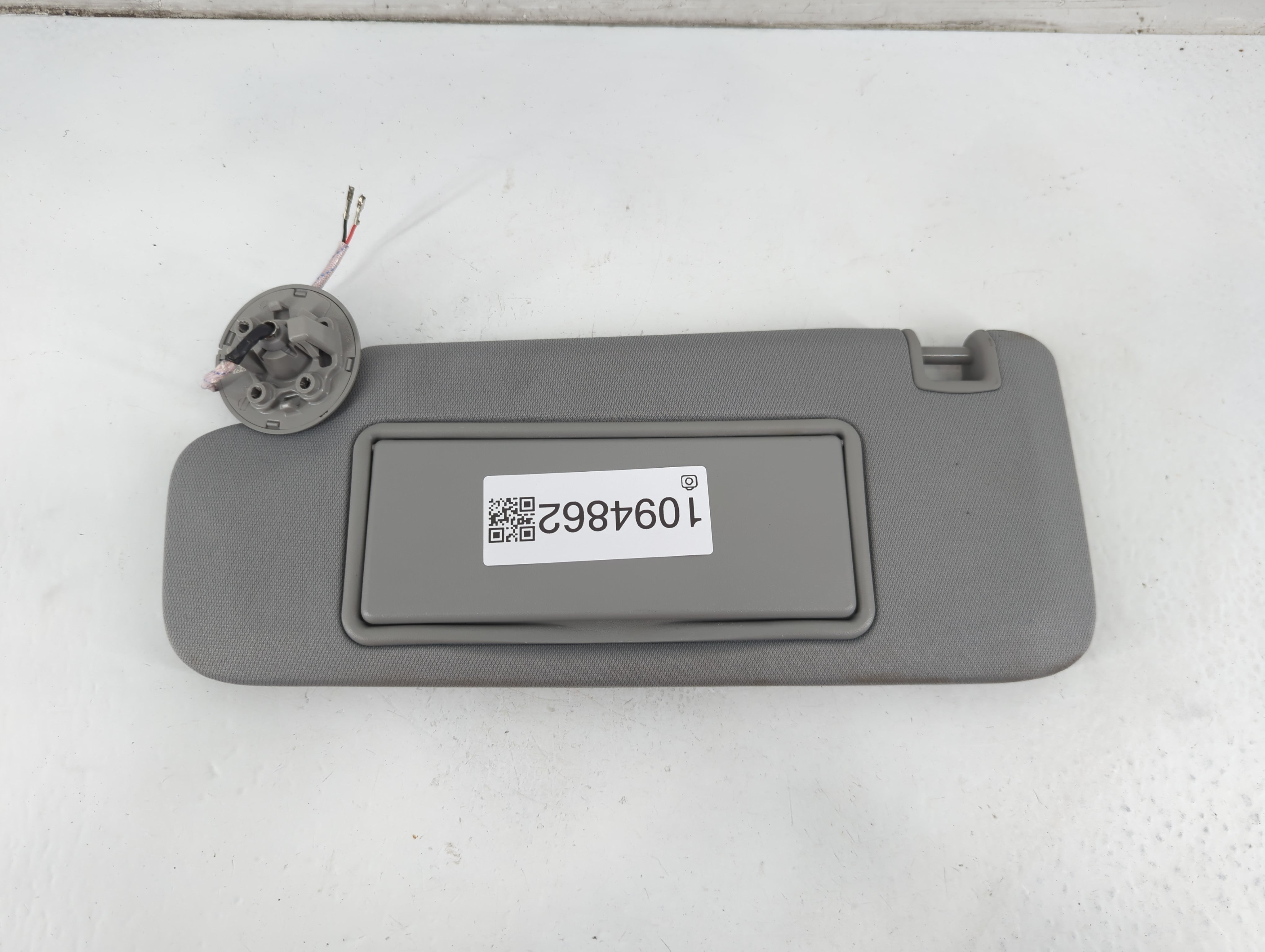 2016-2021 Chevrolet Malibu Sun Visor Shade Replacement Driver Left Mirror Fits Fits 2016 2017 2018 2019 2020 2021 OEM Used Auto Parts - Oemusedautoparts1.com