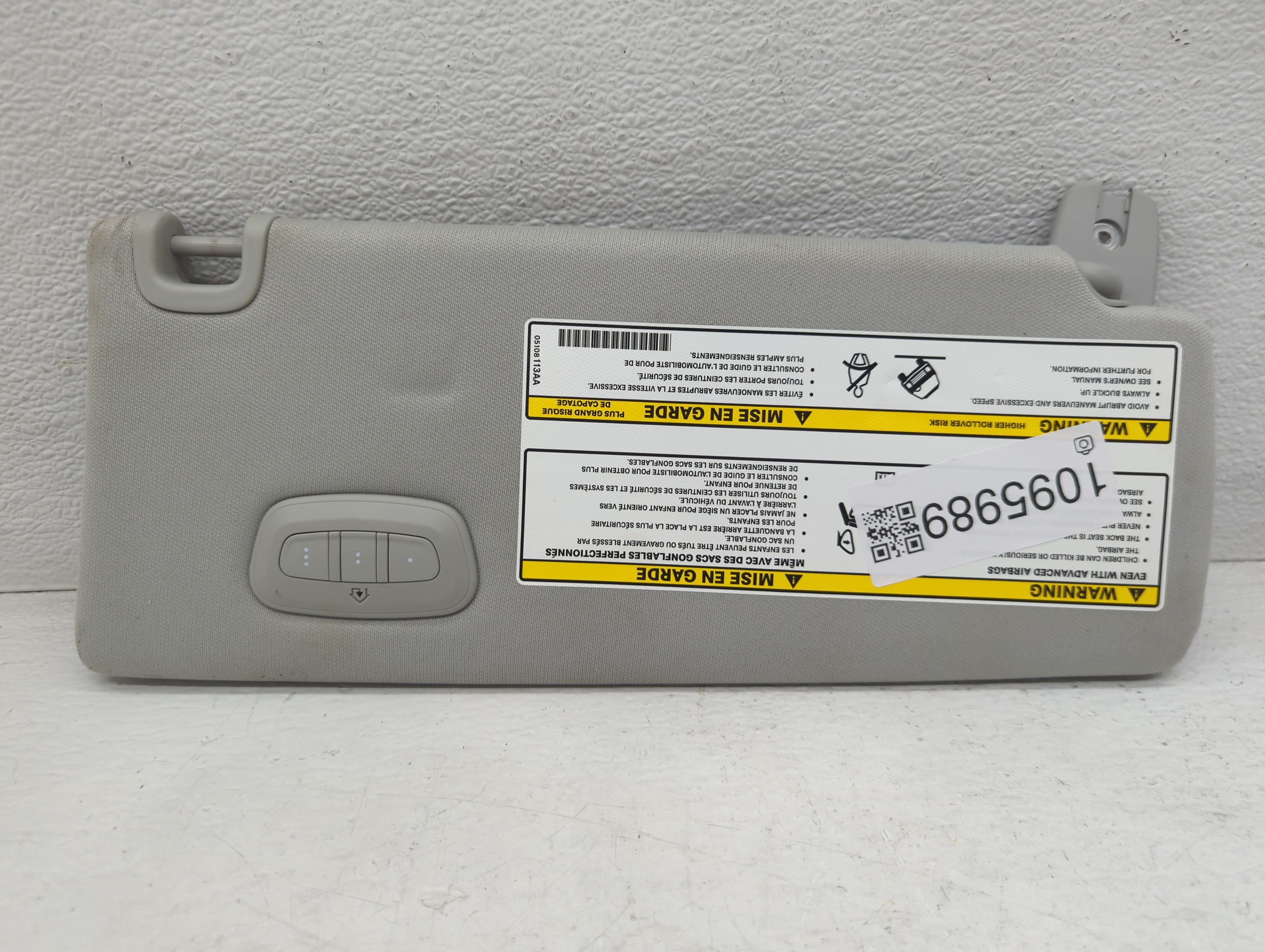 2019-2022 Jeep Cherokee Sun Visor Shade Replacement Passenger Right Mirror Fits Fits 2019 2020 2021 2022 OEM Used Auto Parts - Oemusedautoparts1.com