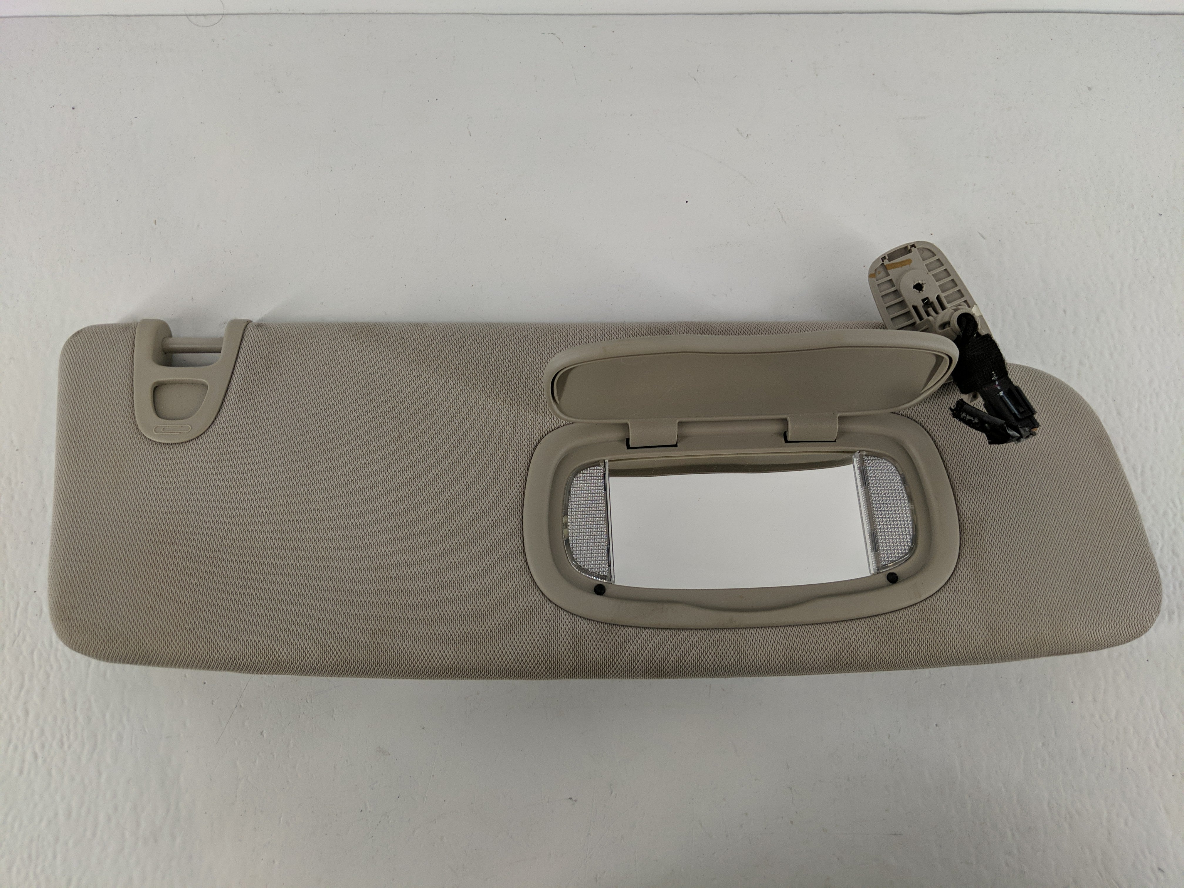 2017-2020 Chrysler Pacifica Sun Visor Shade Replacement Passenger Right Mirror Fits Fits 2017 2018 2019 2020 OEM Used Auto Parts - Oemusedautoparts1.com