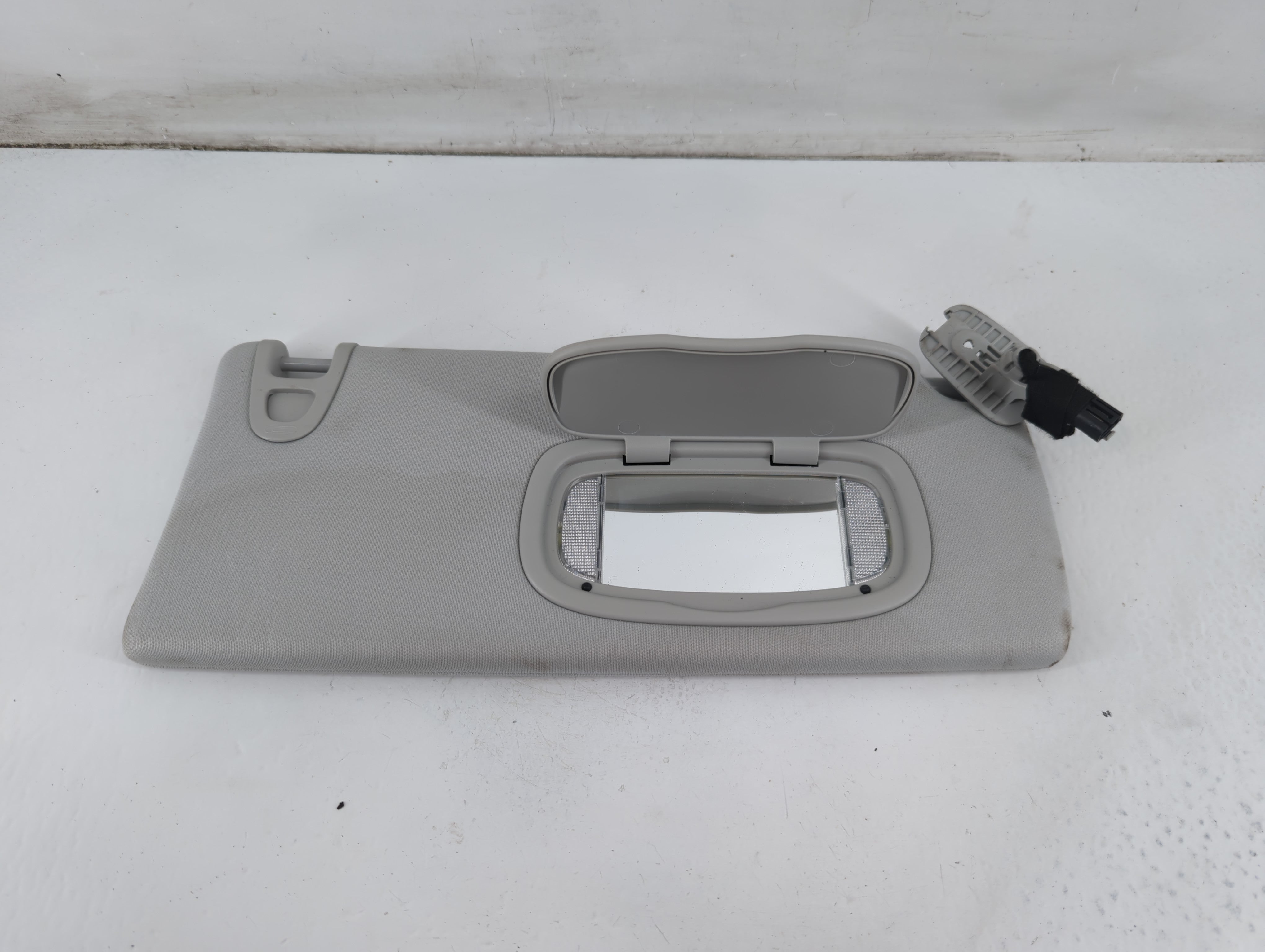 2019-2022 Jeep Cherokee Sun Visor Shade Replacement Passenger Right Mirror Fits Fits 2019 2020 2021 2022 OEM Used Auto Parts - Oemusedautoparts1.com