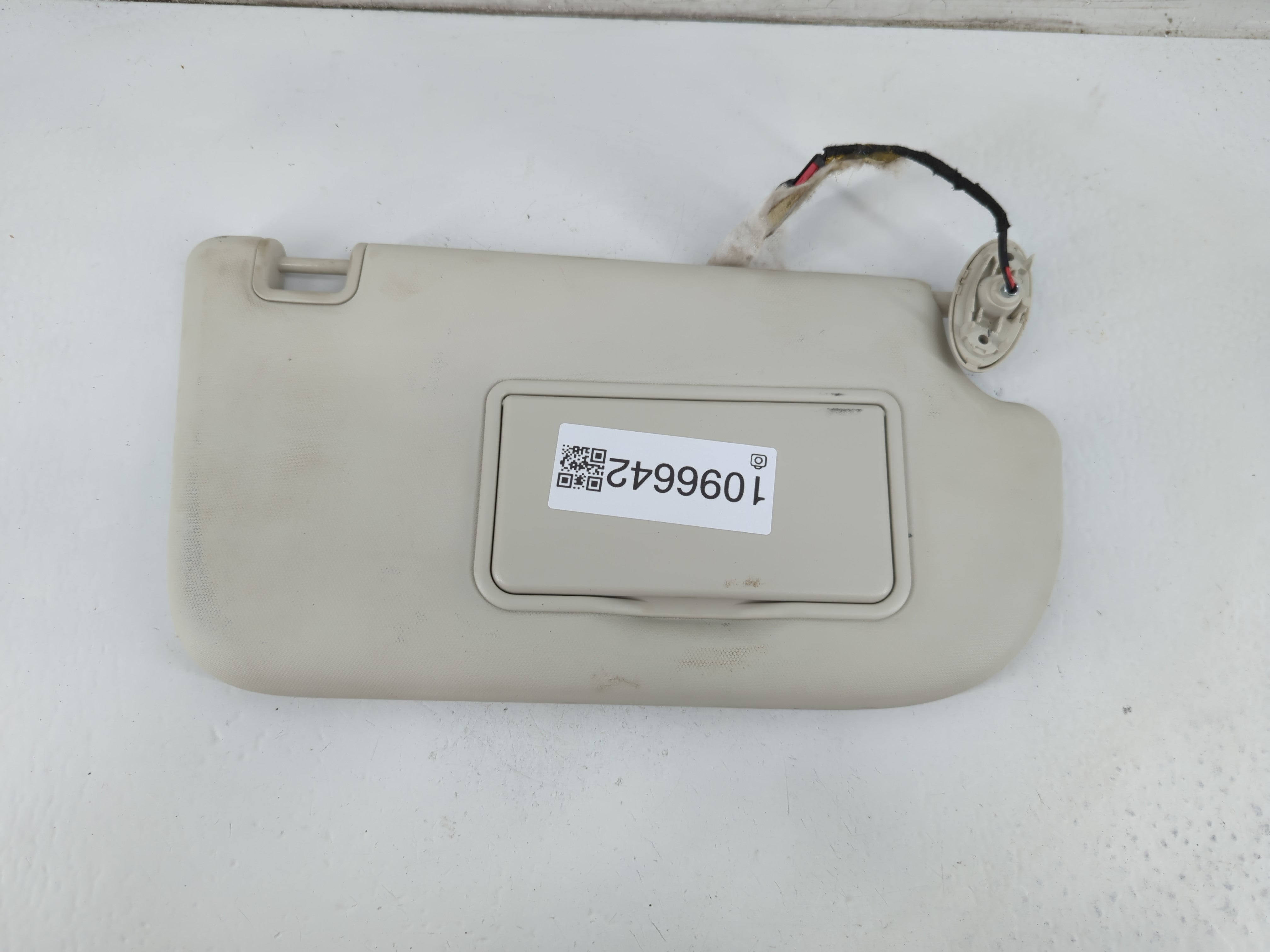 2013-2018 Ford Focus Sun Visor Shade Replacement Passenger Right Mirror Fits Fits 2013 2014 2015 2016 2017 2018 OEM Used Auto Parts - Oemusedautoparts1.com