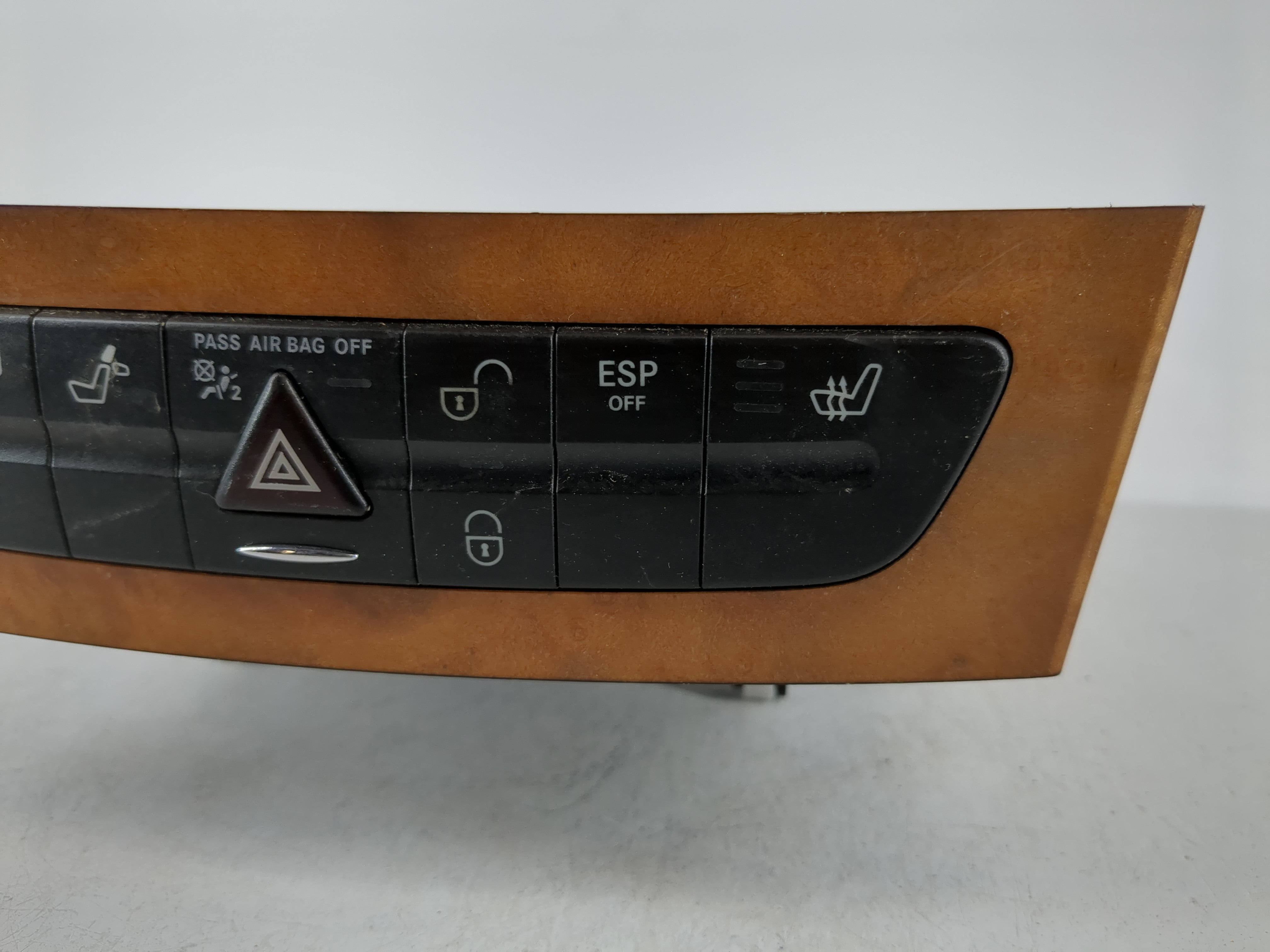 2008 Mercedes-Benz E350 Radio AM FM Cd Player Receiver Replacement P/N:A211 680 0552 Fits OEM Used Auto Parts - Oemusedautoparts1.com
