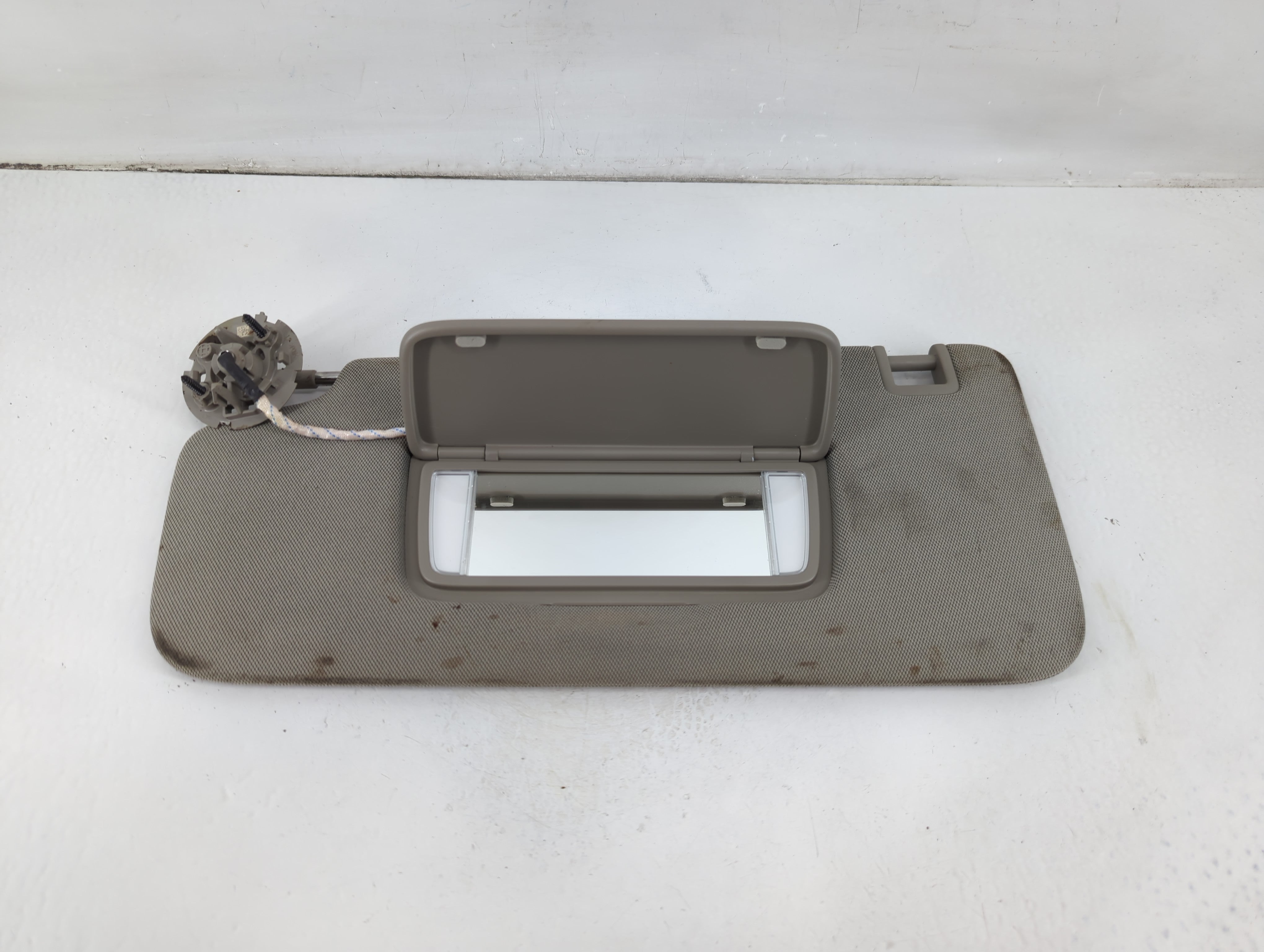 2018-2019 Chevrolet Equinox Sun Visor Shade Replacement Driver Left Mirror Fits Fits 2018 2019 OEM Used Auto Parts - Oemusedautoparts1.com