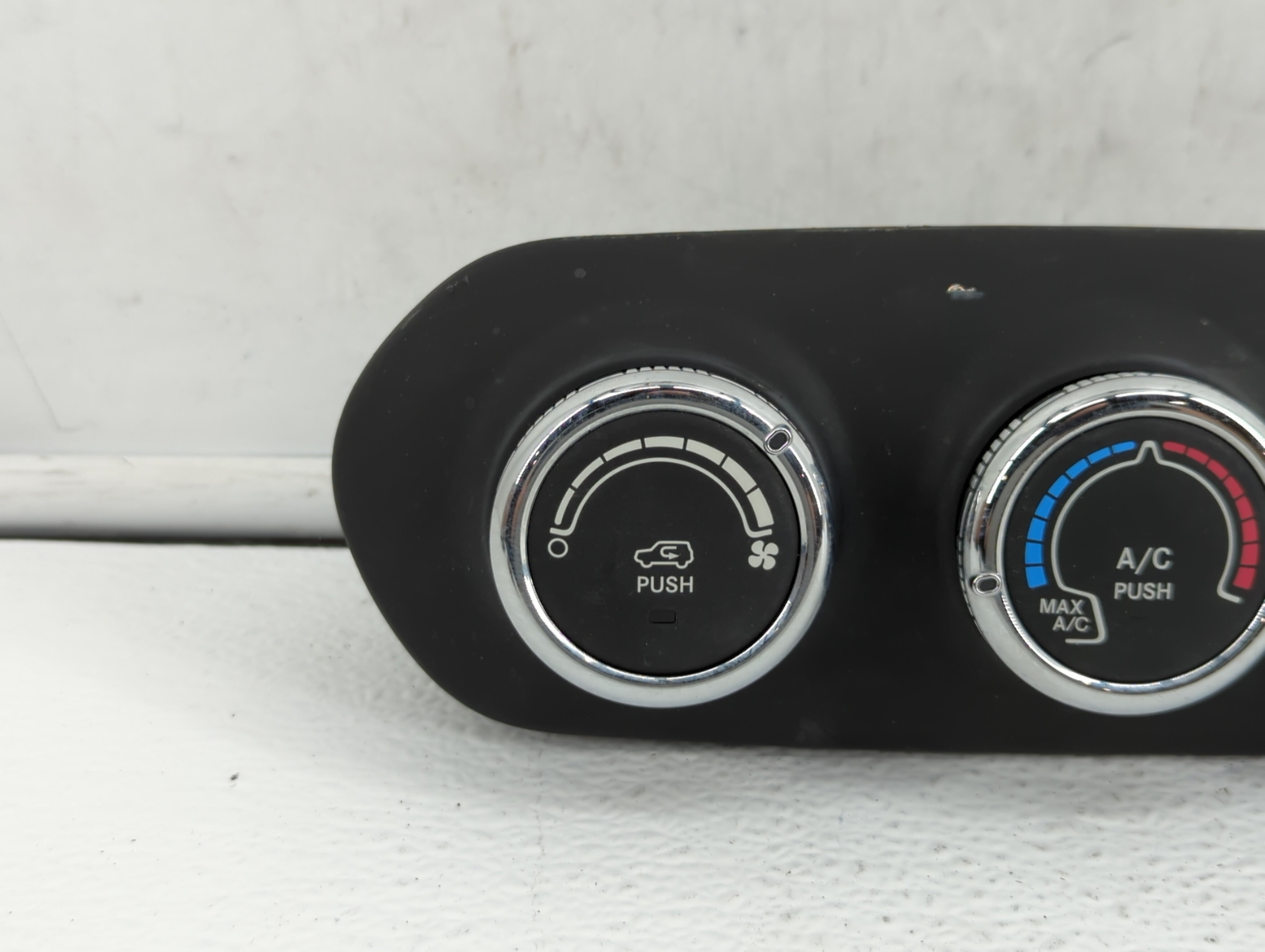 2015-2016 Jeep Renegade Climate Control Module Temperature AC/Heater Replacement P/N:735637717 7356461040 Fits Fits 2015 2016 OEM Used Auto Parts - Oemusedautoparts1.com