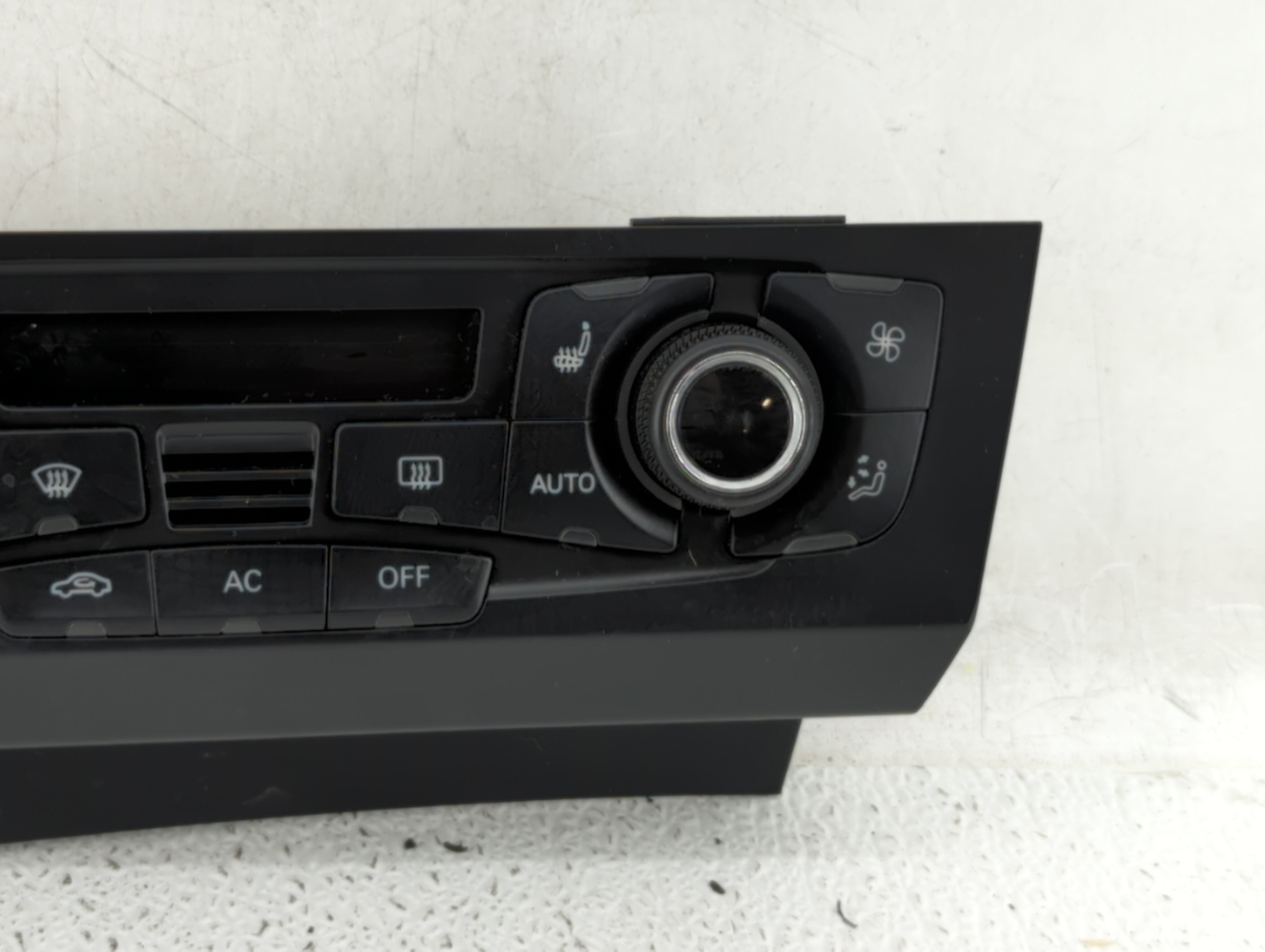 2009-2012 Audi A4 Climate Control Module Temperature AC/Heater Replacement P/N:8T1 820 043 AQ 8T1 820 043 AA Fits OEM Used Auto Parts - Oemusedautoparts1.com