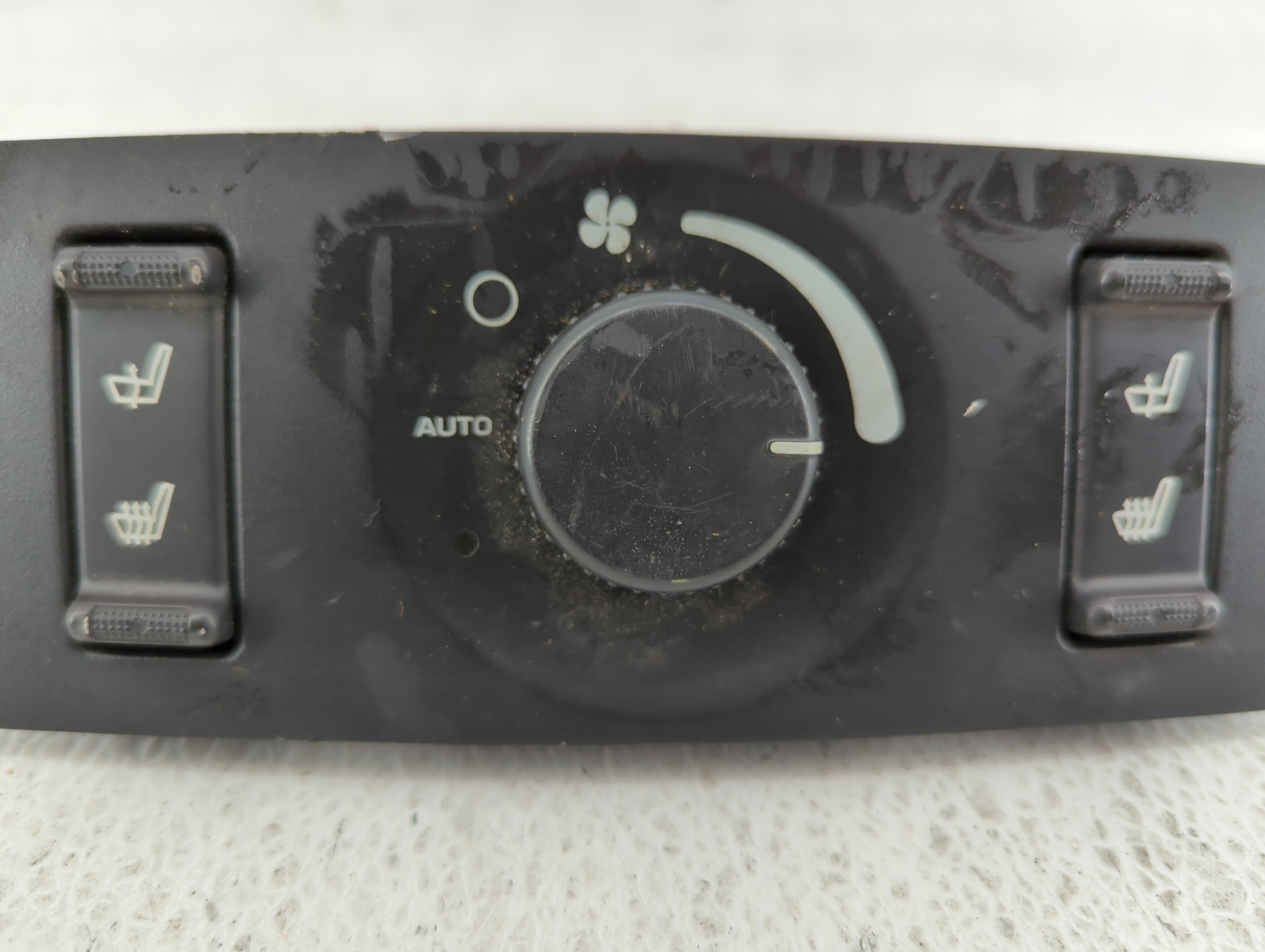 2005 Chrysler Pacifica Climate Control Module Temperature AC/Heater Replacement Fits OEM Used Auto Parts - Oemusedautoparts1.com