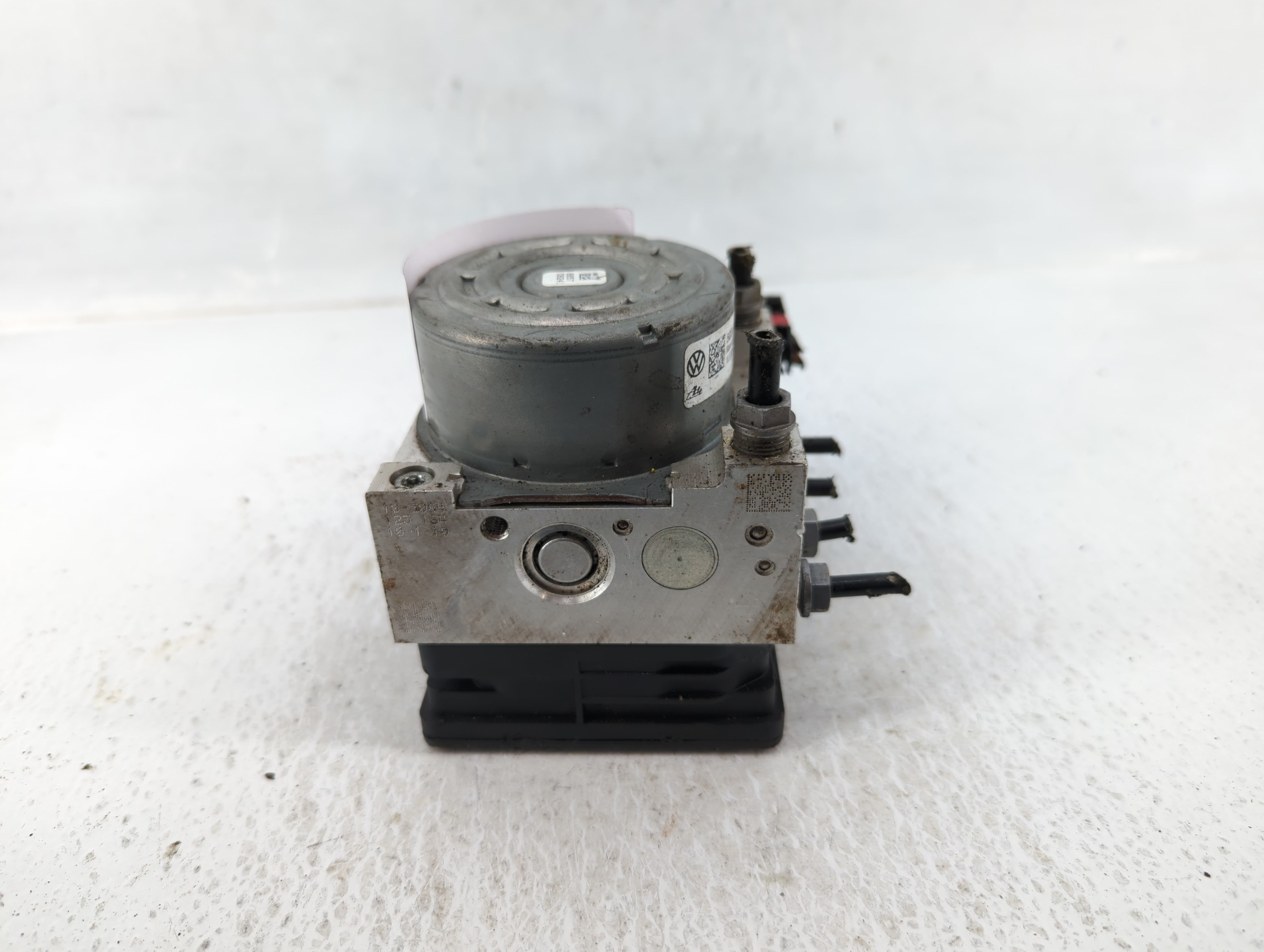 2015-2016 Volkswagen Golf ABS Pump Control Module Replacement P/N:5Q0 614 517 J Fits Fits 2015 2016 2017 OEM Used Auto Parts - Oemusedautoparts1.com