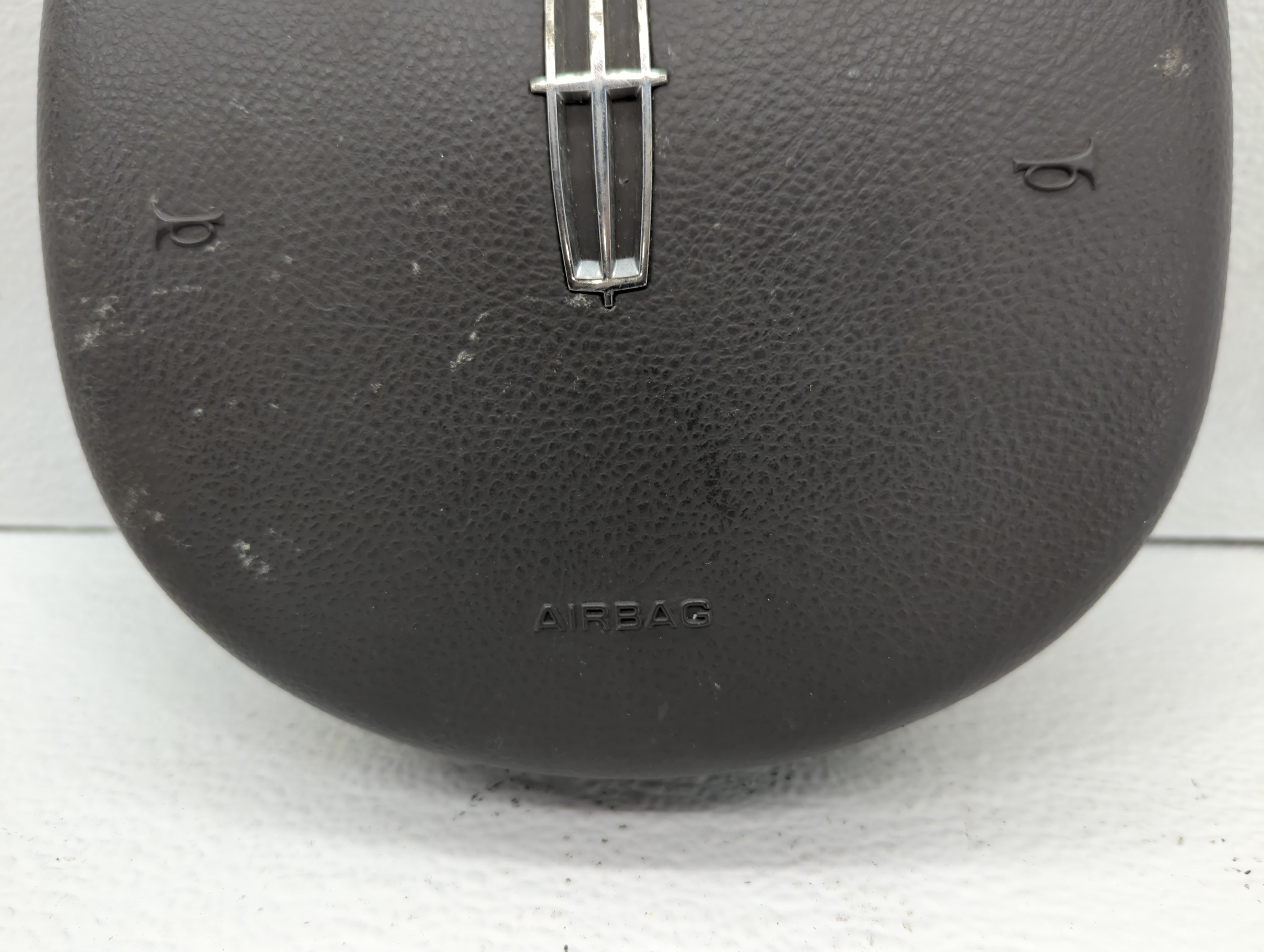 2005-2006 Lincoln Town Car Air Bag Driver Left Steering Wheel Mounted Fits Fits 2005 2006 OEM Used Auto Parts - Oemusedautoparts1.com