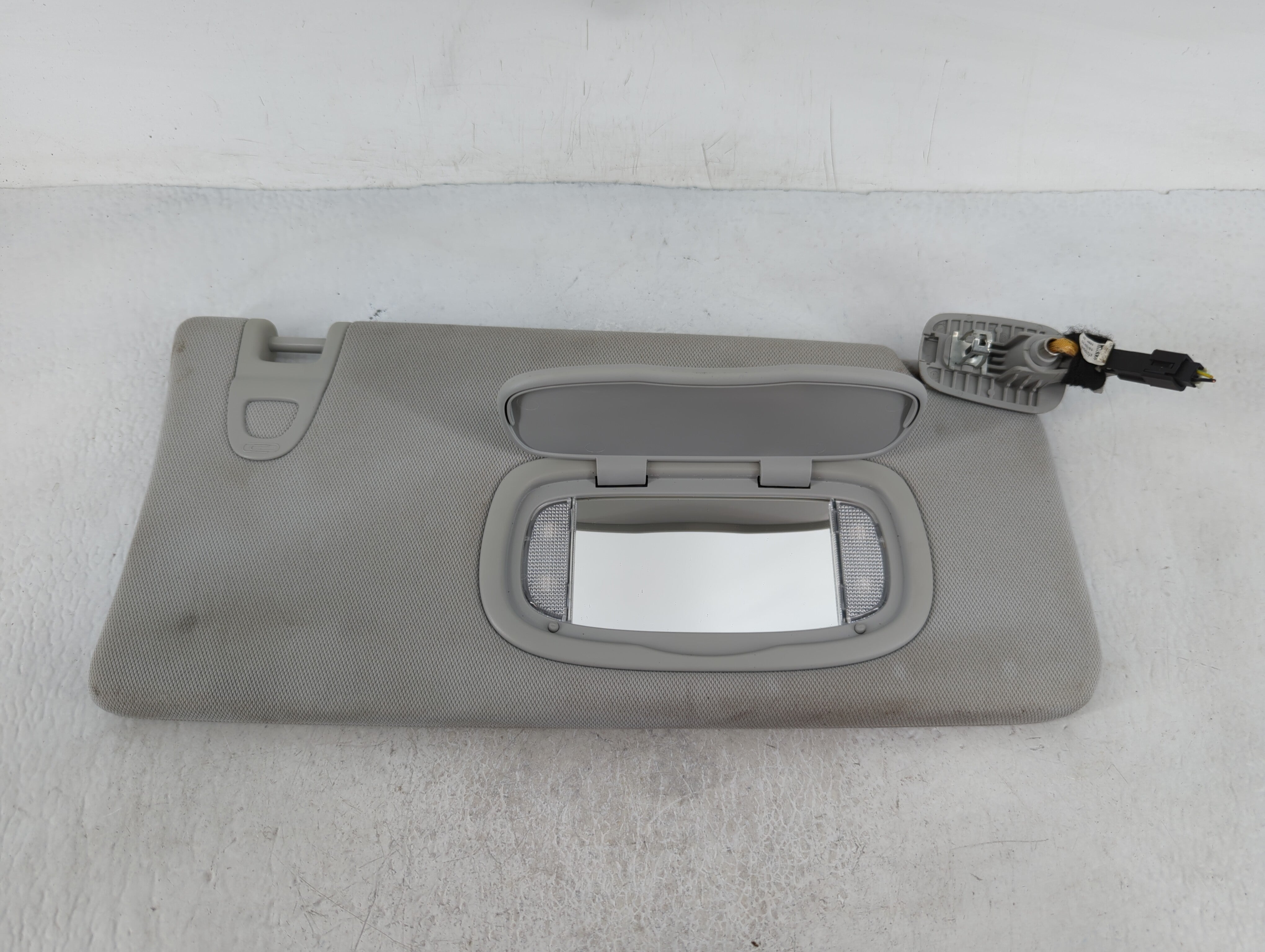 2014-2018 Jeep Cherokee Sun Visor Shade Replacement Passenger Right Mirror Fits Fits 2014 2015 2016 2017 2018 OEM Used Auto Parts - Oemusedautoparts1.com