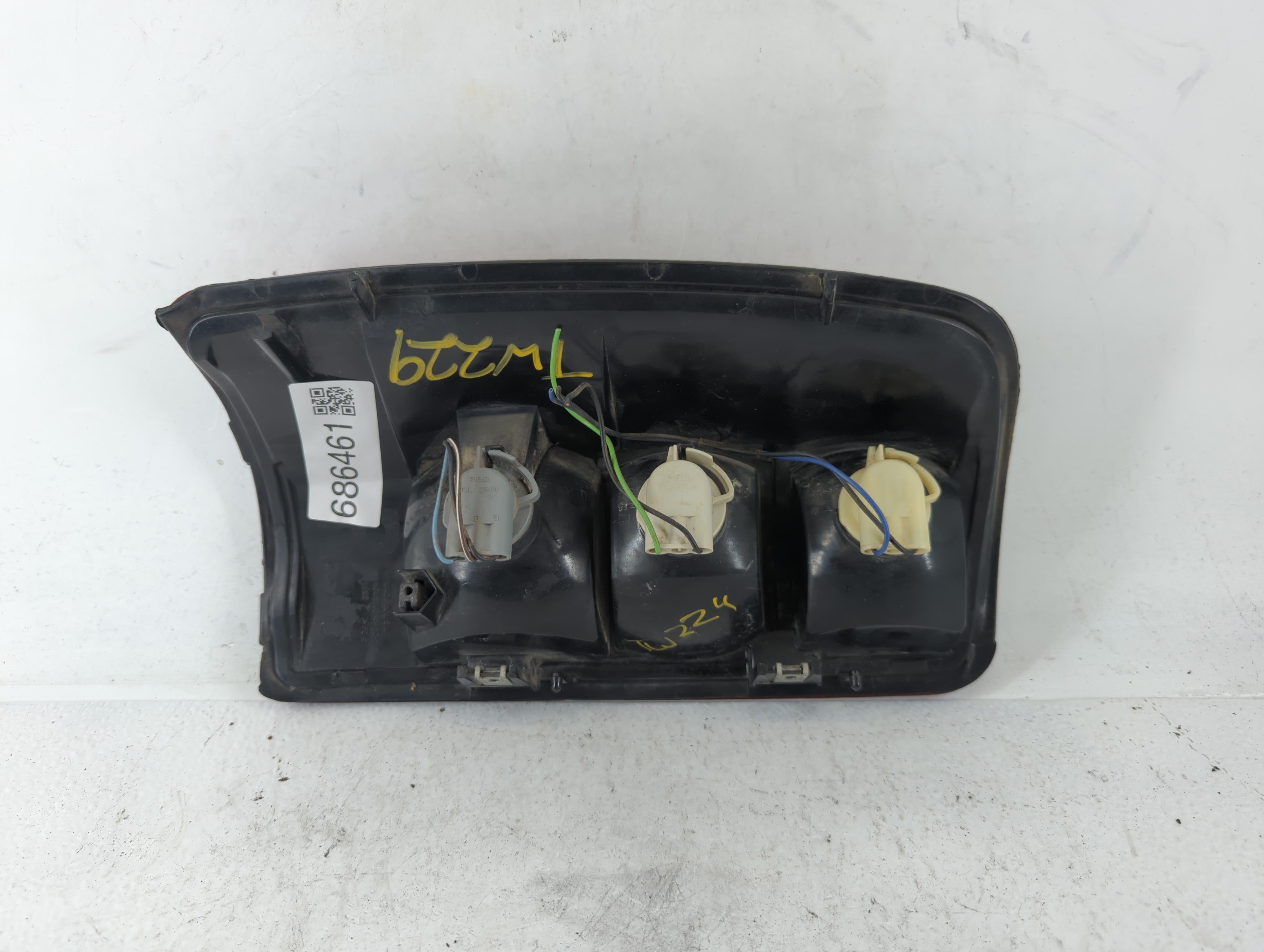 2000-2003 Chevrolet Suburban 1500 Tail Light Assembly Passenger Right OEM P/N:16525376 Fits Fits 2000 2001 2002 2003 OEM Used Auto Parts - Oemusedautoparts1.com