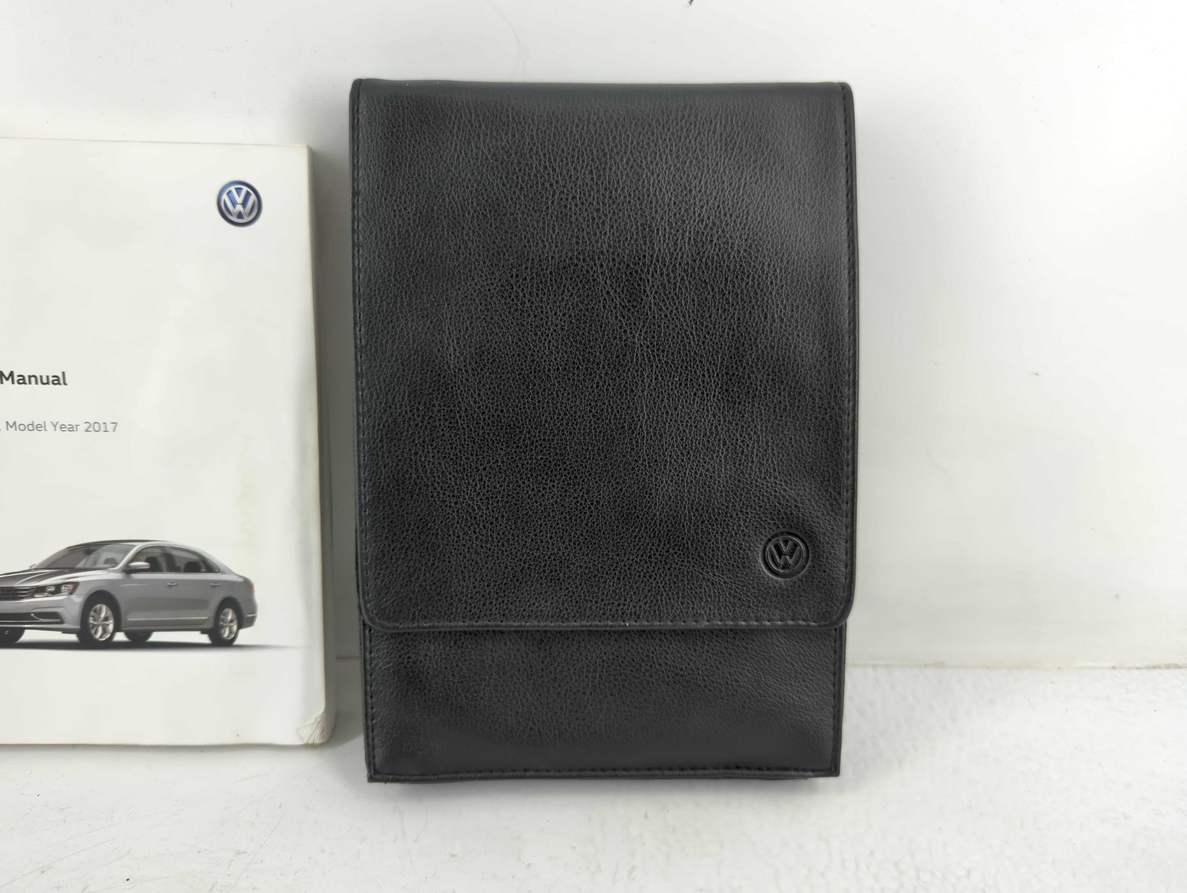 2017 Volkswagen Passat Owners Manual Book Guide P/N:561012723BC OEM Used Auto Parts - Oemusedautoparts1.com