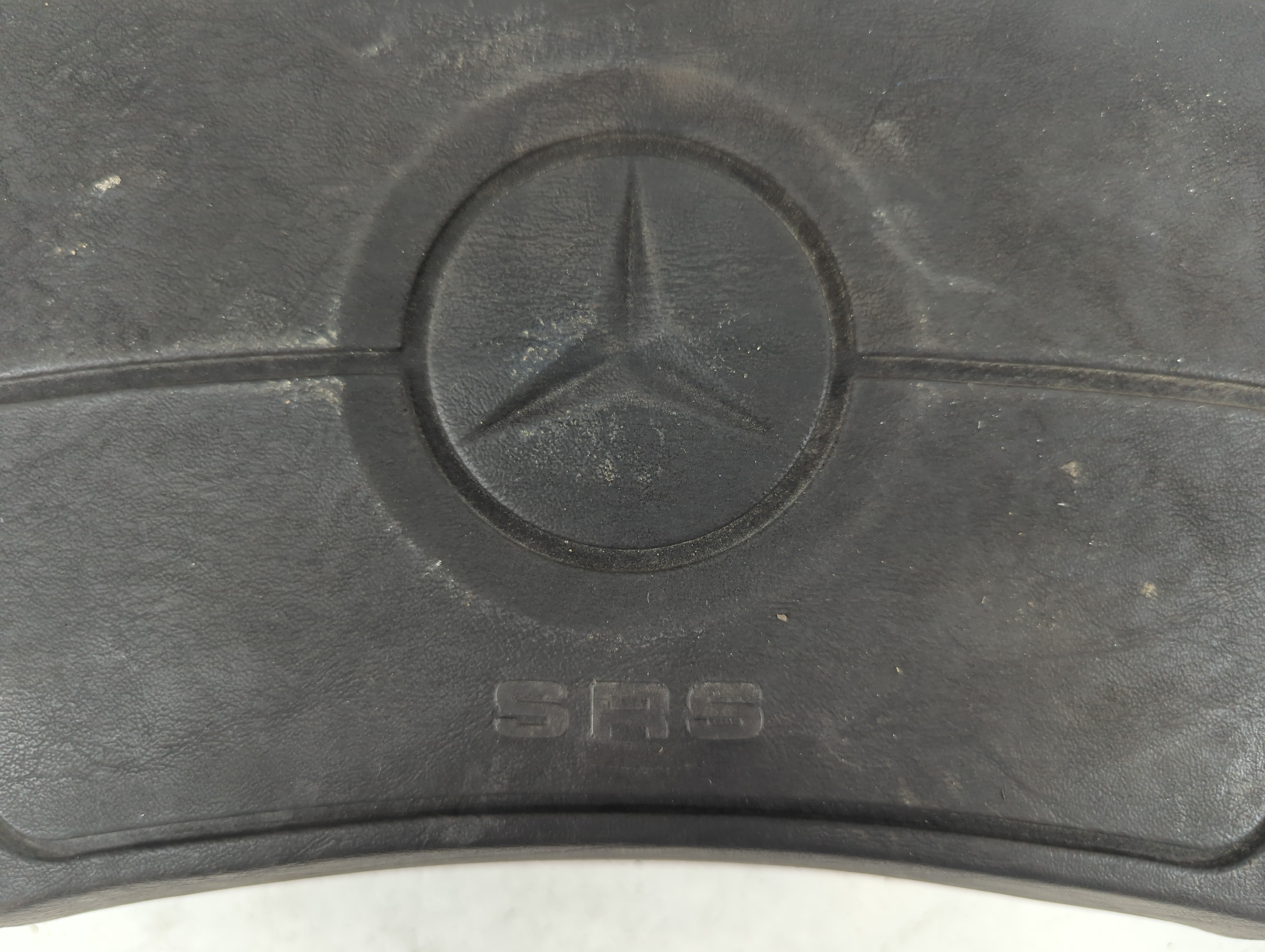 1997 Mercedes-Benz 560sec Air Bag Passenger Right Knee OEM P/N:A86T2810131 BC-GG 60 7580 Fits OEM Used Auto Parts - Oemusedautoparts1.com