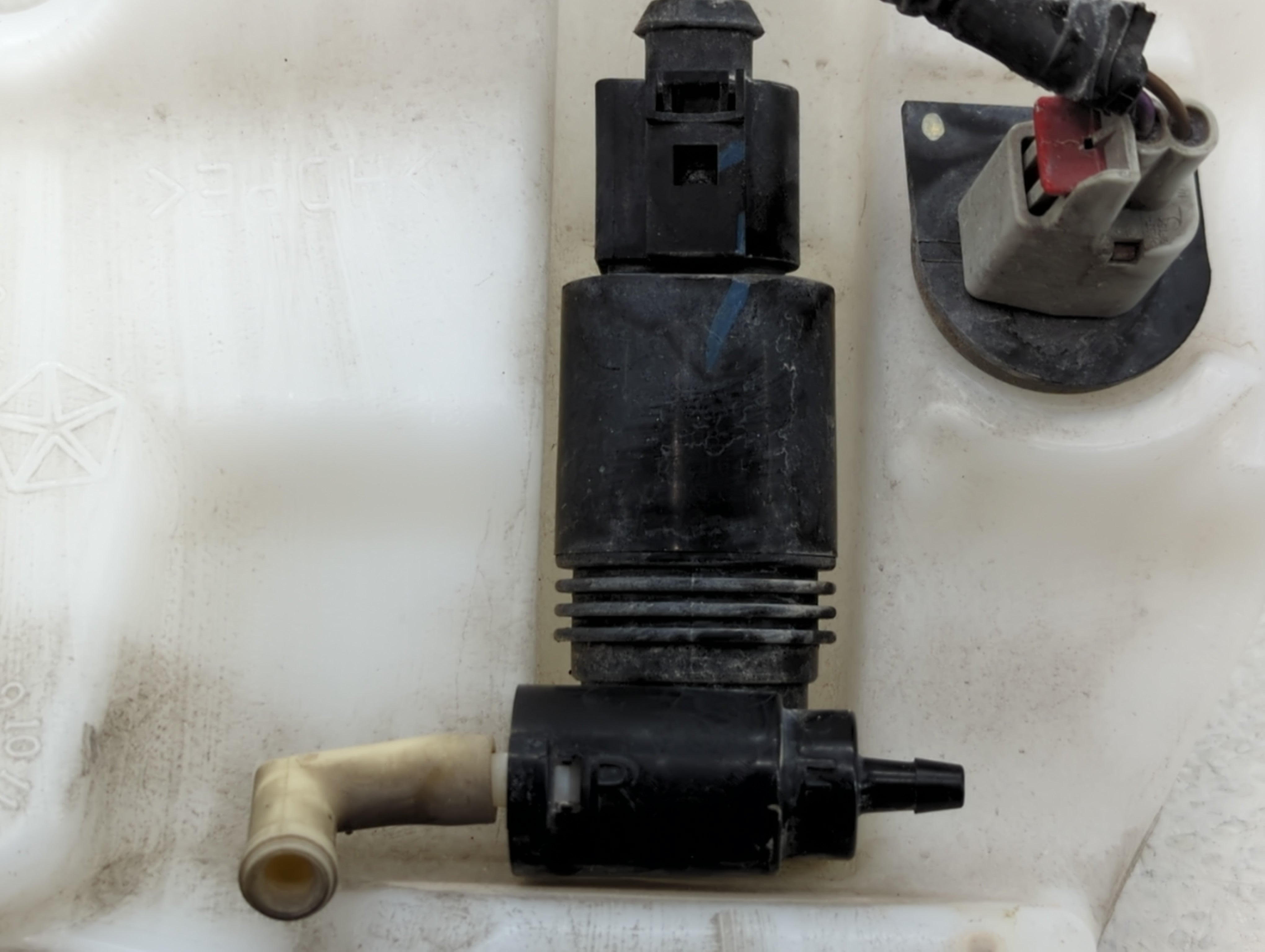 2011 Jeep Grand Cherokee Windshield Washer Fluid Reservoir Bottle Oem - Oemusedautoparts1.com