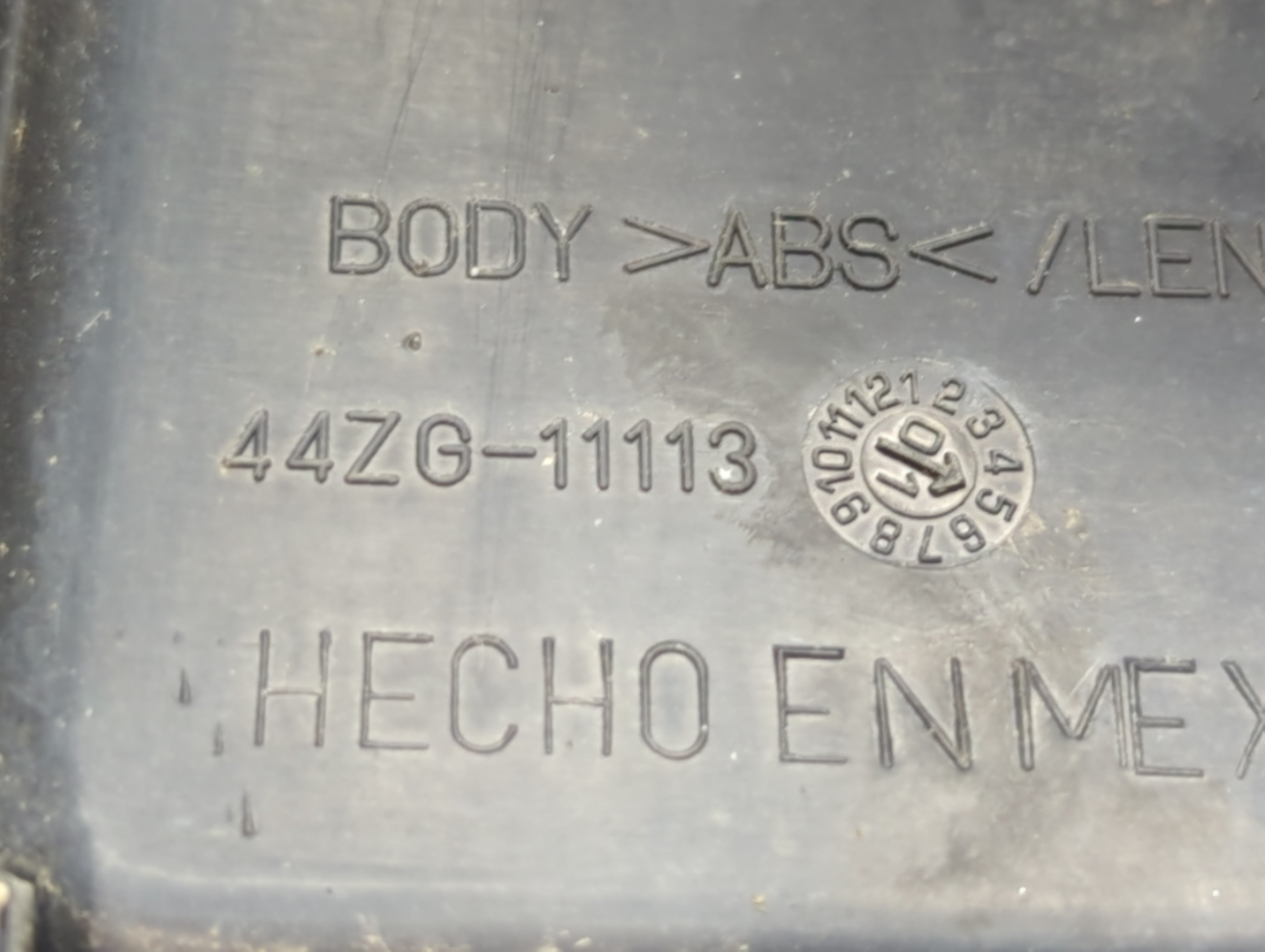 2004 Lincoln Navigator Tail Light Assembly Driver Left OEM P/N:44ZG-11113 Fits OEM Used Auto Parts - Oemusedautoparts1.com