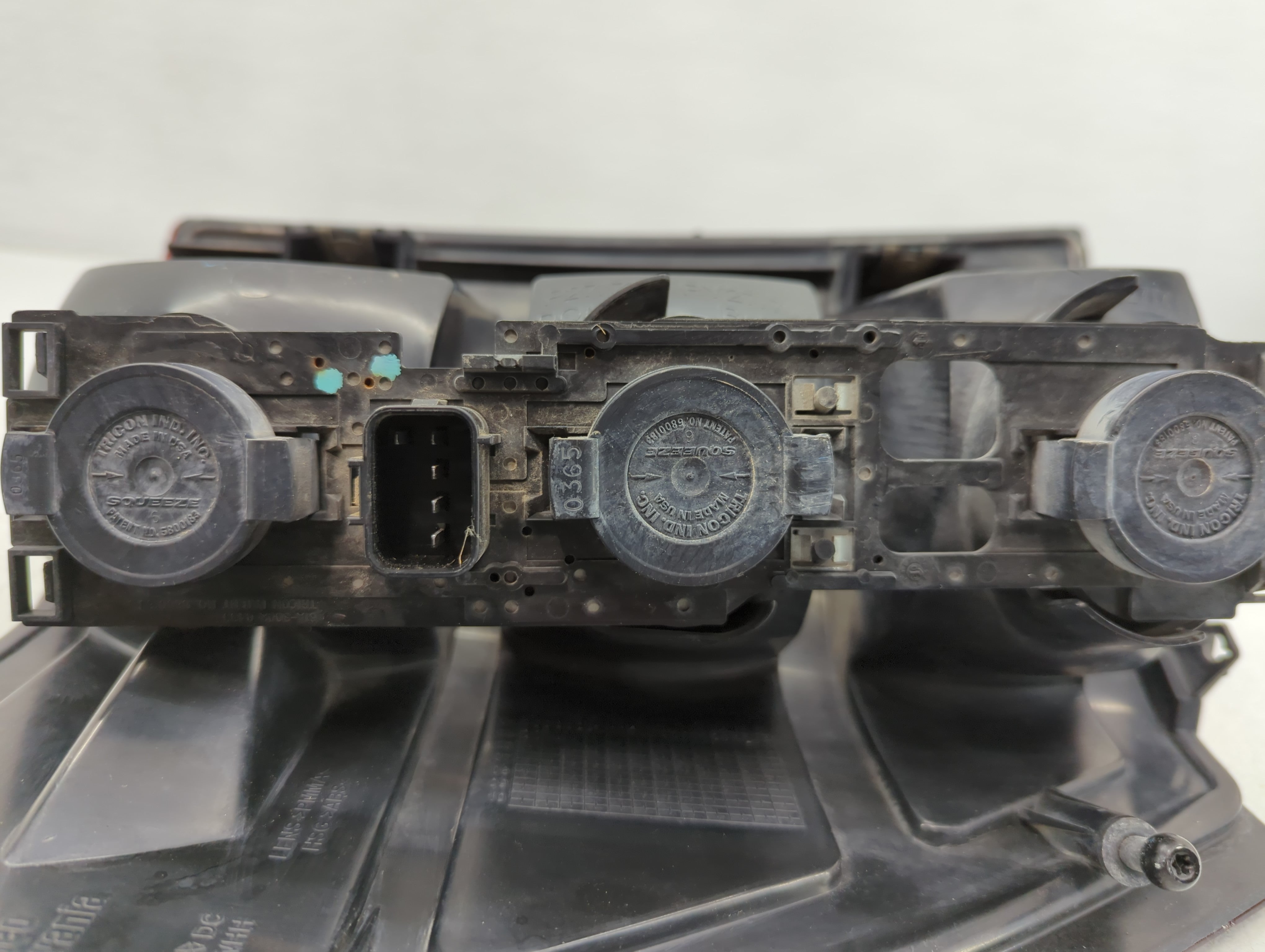 2005-2006 Jeep Grand Cherokee Tail Light Assembly Passenger Right OEM Fits Fits 2005 2006 OEM Used Auto Parts - Oemusedautoparts1.com