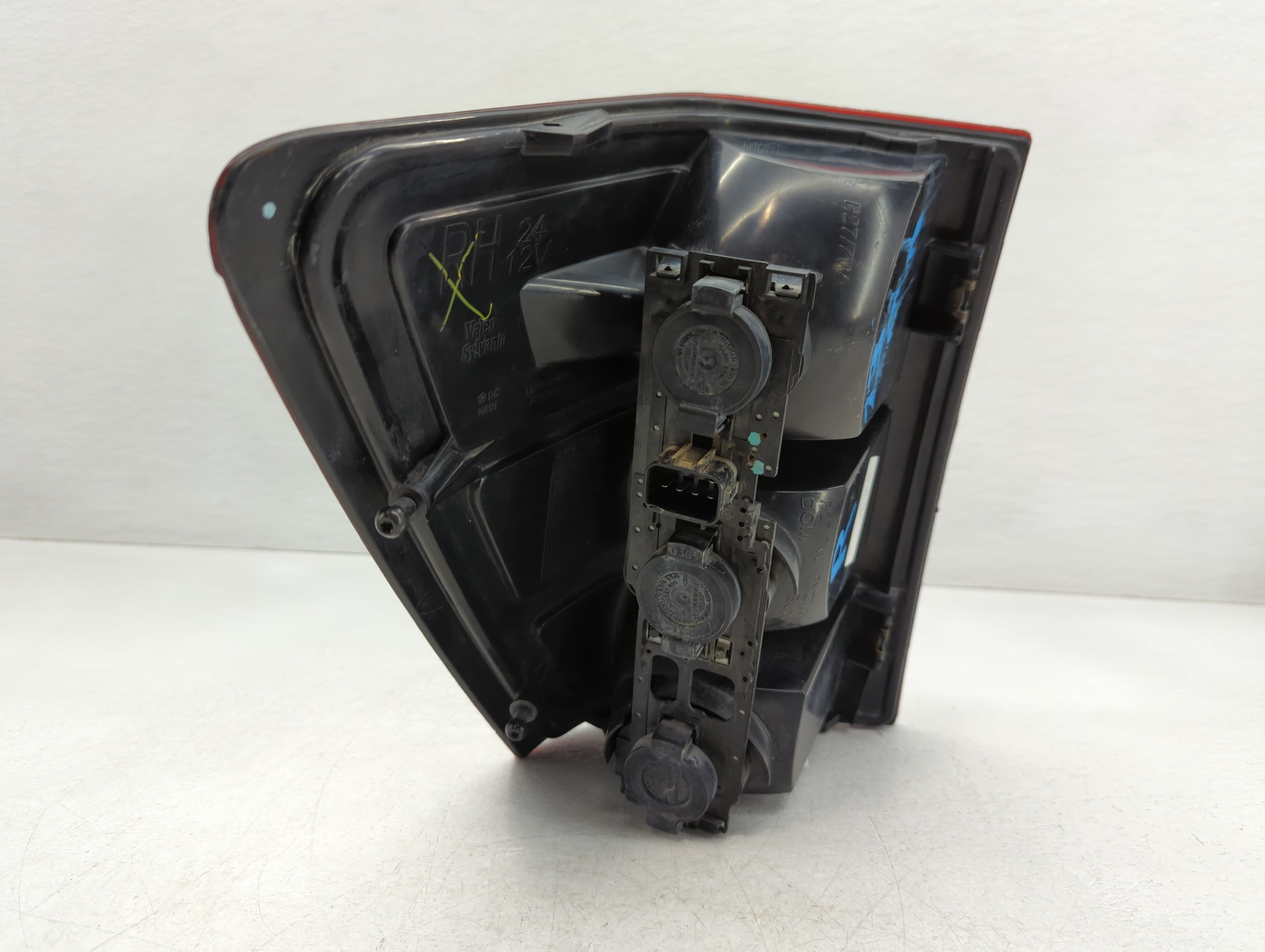 2005-2006 Jeep Grand Cherokee Tail Light Assembly Passenger Right OEM Fits Fits 2005 2006 OEM Used Auto Parts - Oemusedautoparts1.com