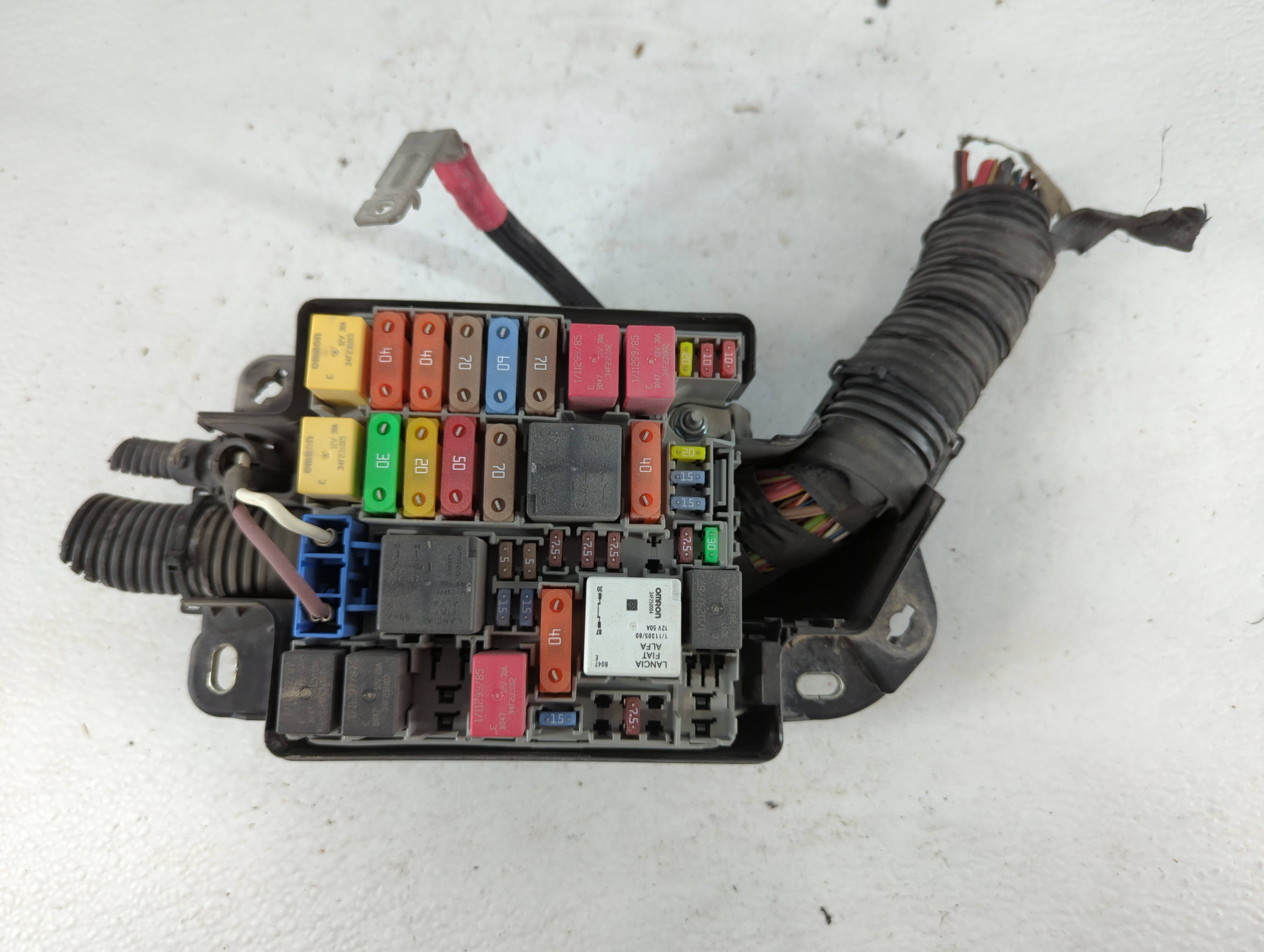 2014 Fiat 500l Fusebox Fuse Box Panel Relay Module P/N:51890355 Fits Fits 2013 2015 2016 2017 OEM Used Auto Parts - Oemusedautoparts1.com