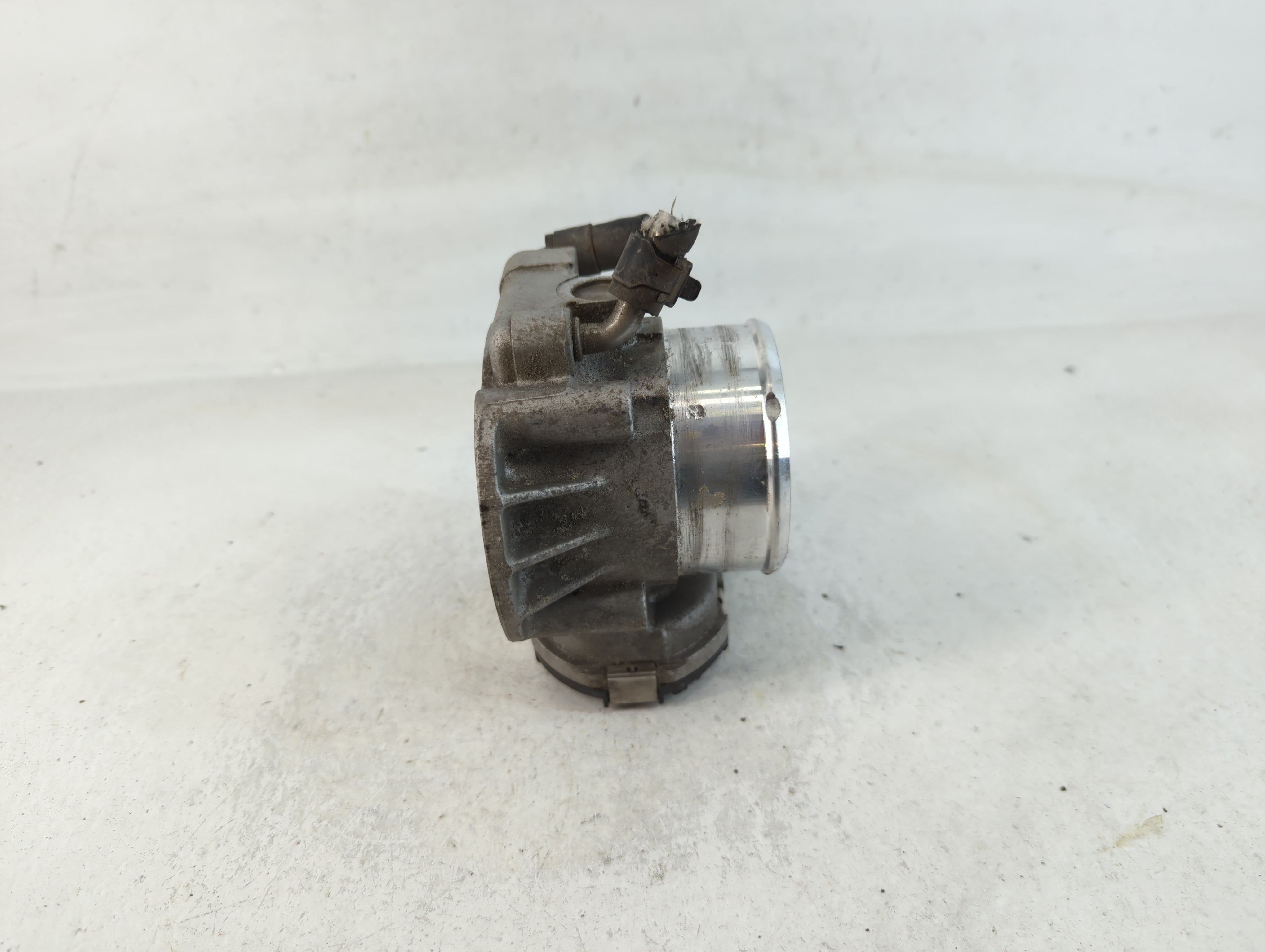 2011-2014 Hyundai Sonata Throttle Body P/N:35100-2G700 Fits Fits 2011 2012 2013 2014 2015 2016 OEM Used Auto Parts - Oemusedautoparts1.com
