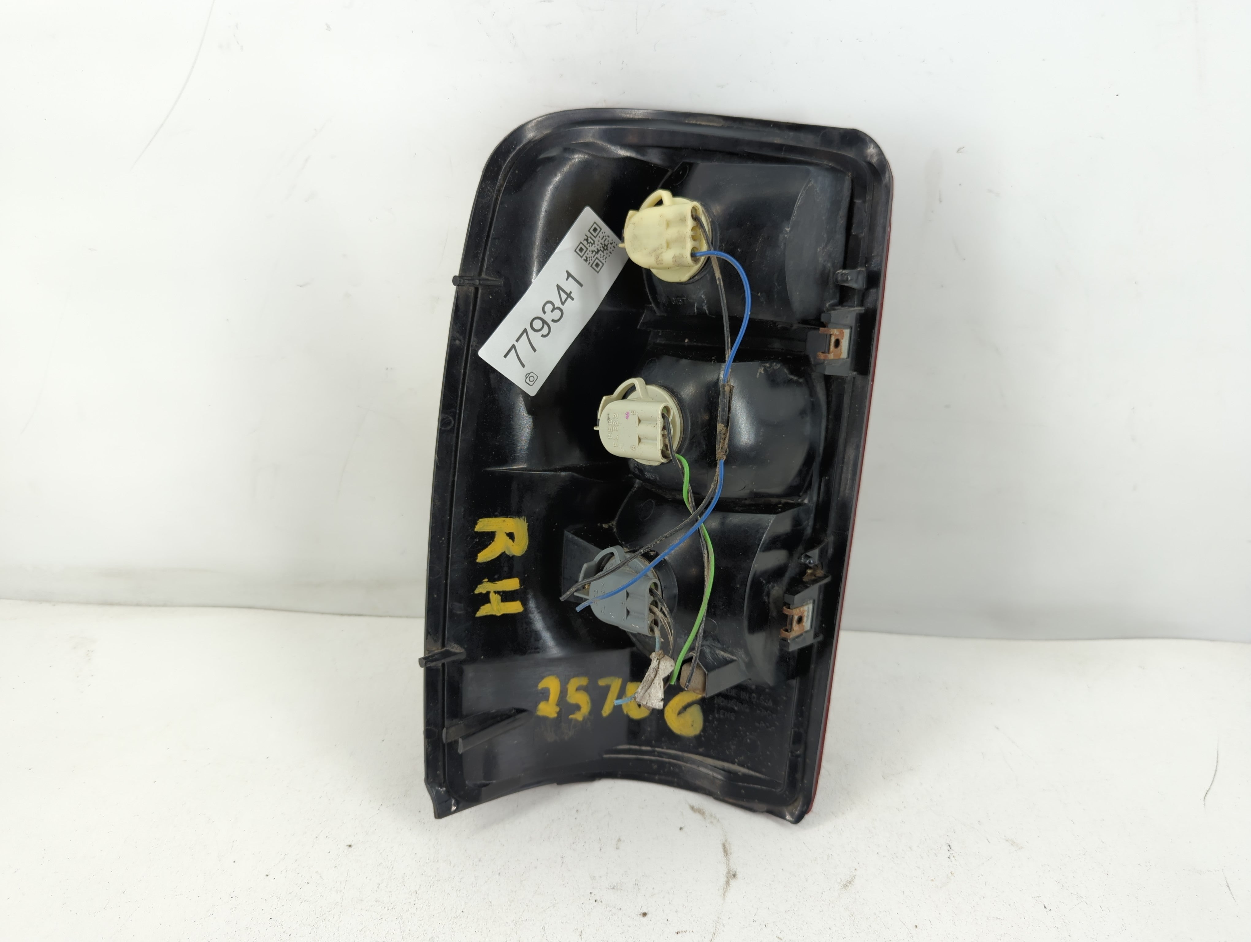 2004-2006 Chevrolet Tahoe Tail Light Assembly Driver Left OEM P/N:16525376B Fits Fits 2004 2005 2006 OEM Used Auto Parts - Oemusedautoparts1.com