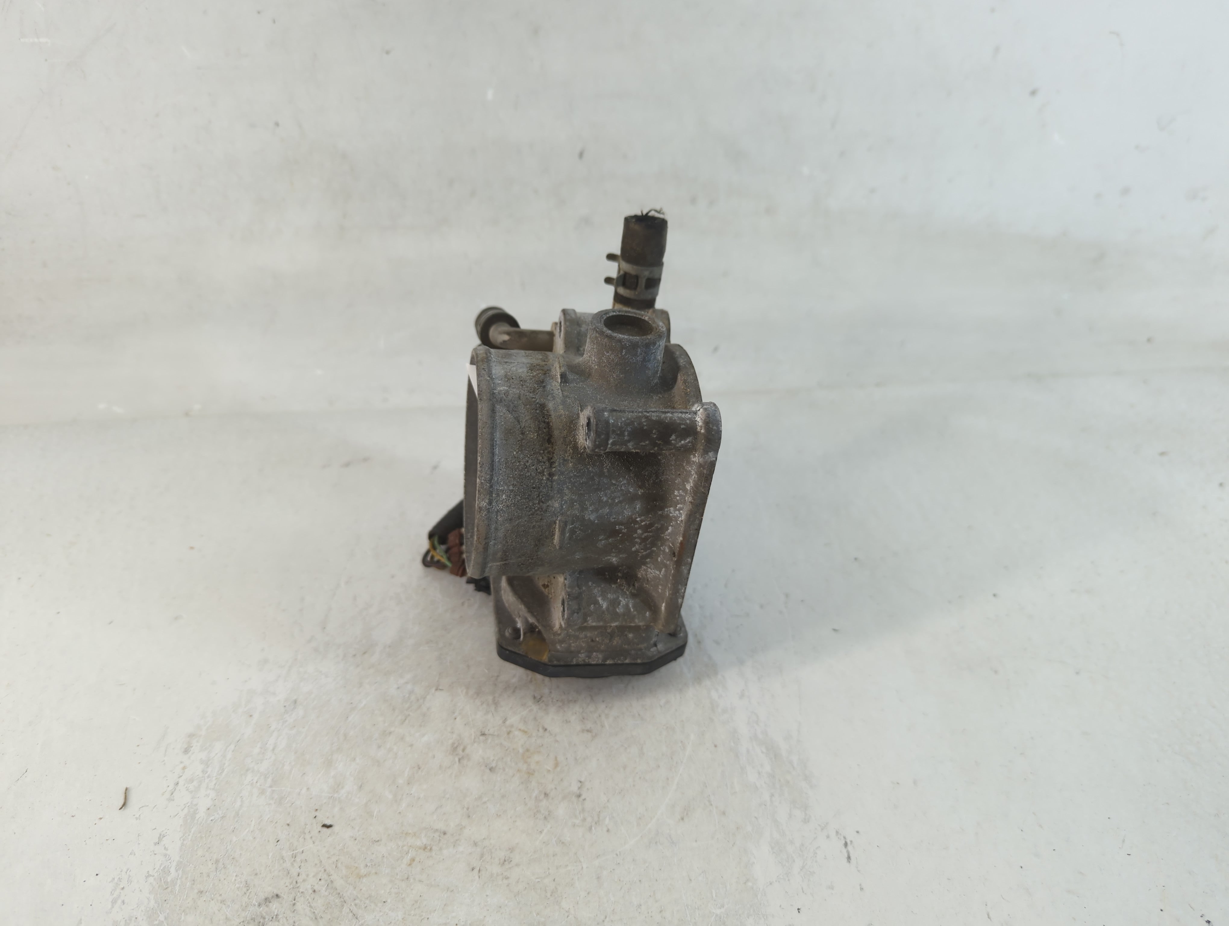 2004-2006 Toyota Solara Throttle Body P/N:22030-0A020 Fits Fits 2004 2005 2006 2007 OEM Used Auto Parts - Oemusedautoparts1.com