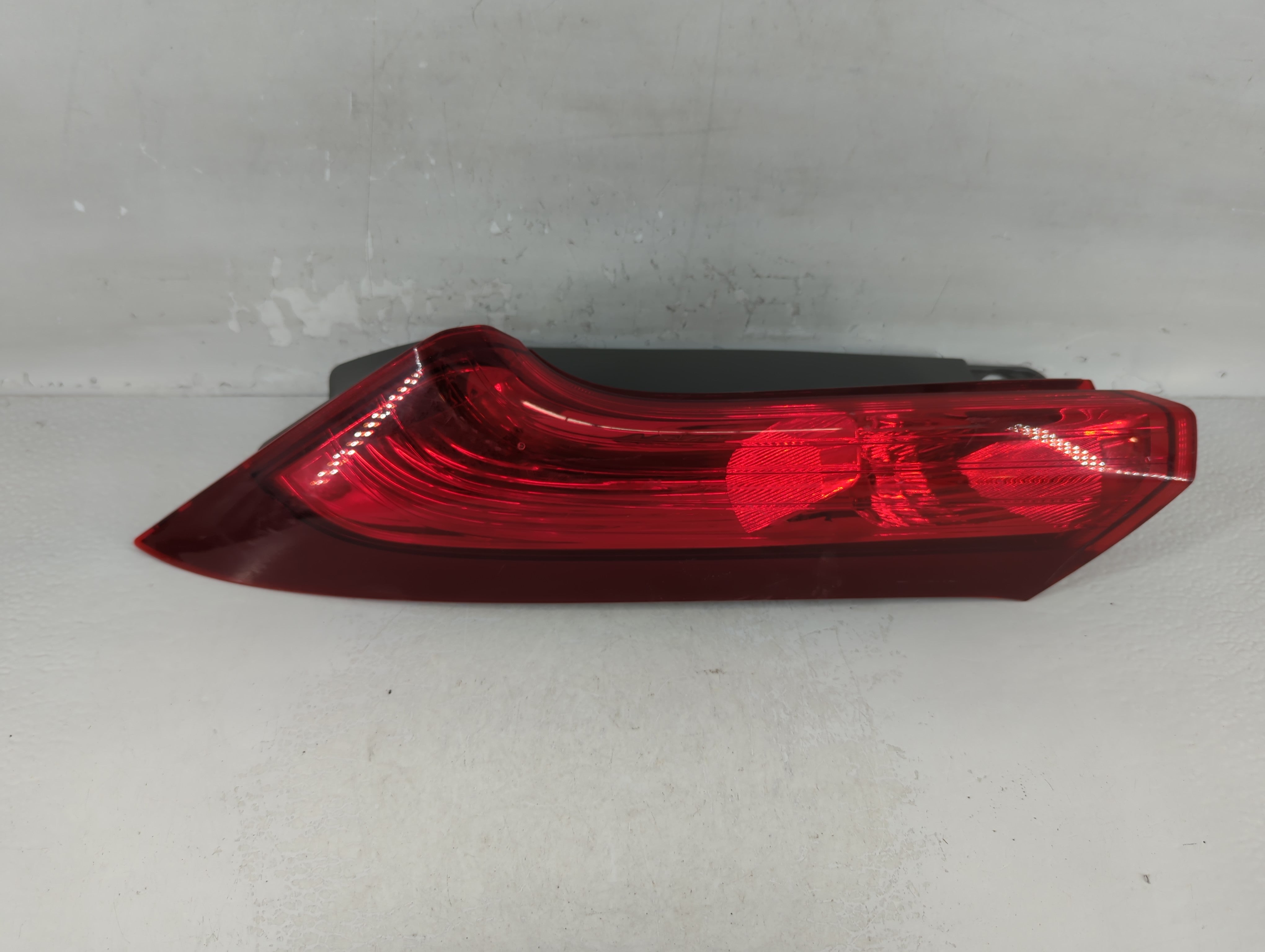 2012-2014 Honda Cr-V Tail Light Assembly Driver Left OEM P/N:UH29DYTOAAA0 T0AA Fits Fits 2012 2013 2014 OEM Used Auto Parts - Oemusedautoparts1.com