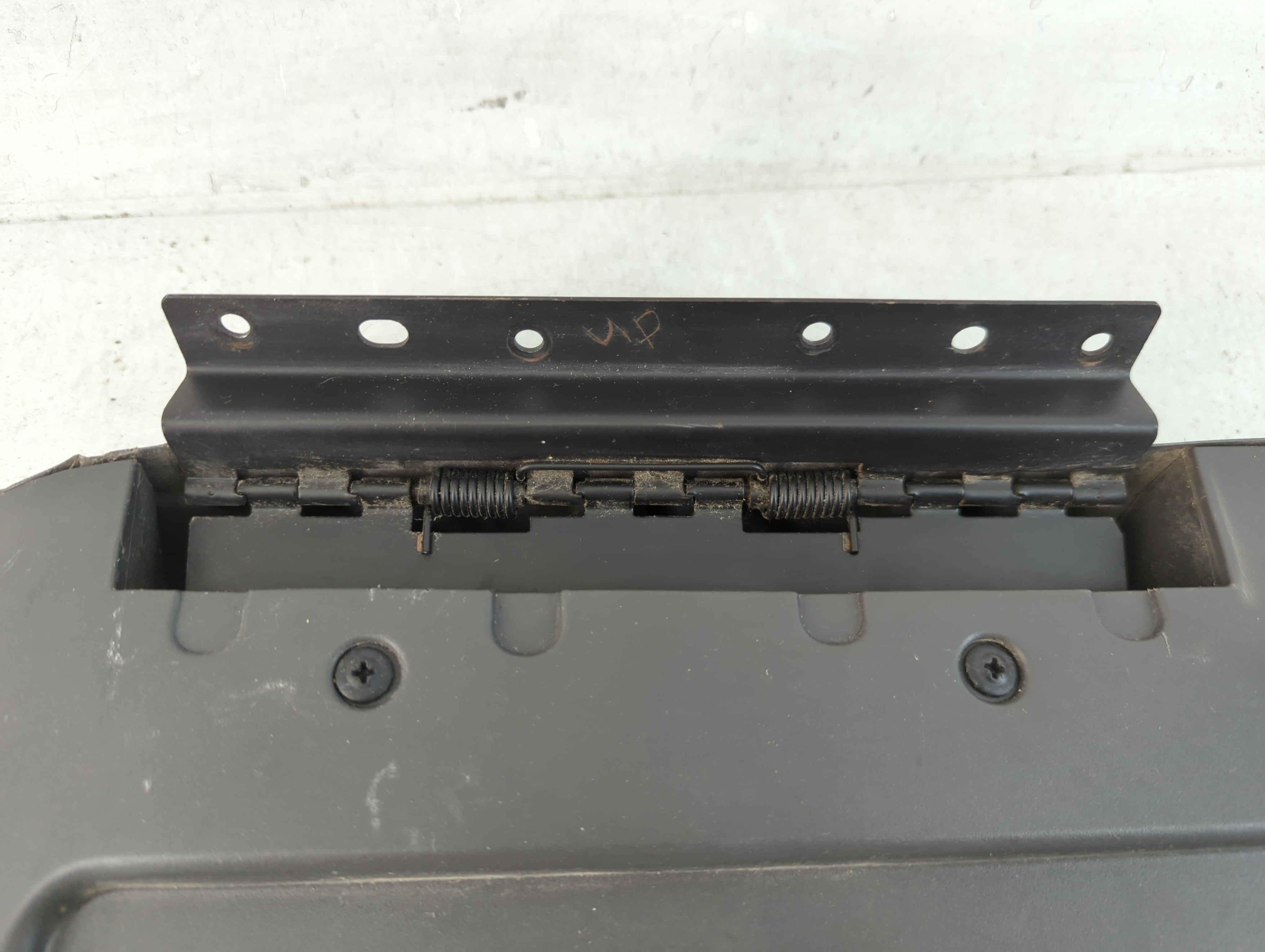 2004 Gmc Sierra 1500 Center Console Armrest Cover Lid Fits OEM Used Auto Parts - Oemusedautoparts1.com
