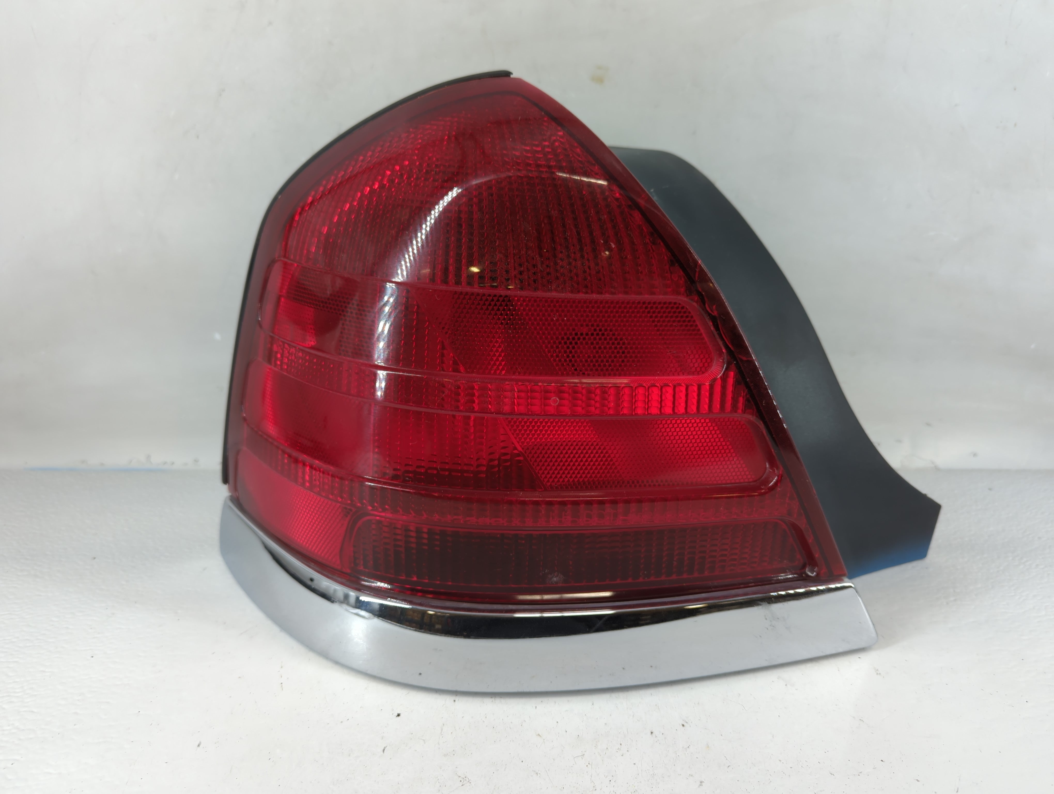 2000-2011 Ford Crown Victoria Tail Light Assembly Driver Left OEM P/N:7U7X-13B505-A Fits OEM Used Auto Parts - Oemusedautoparts1.com