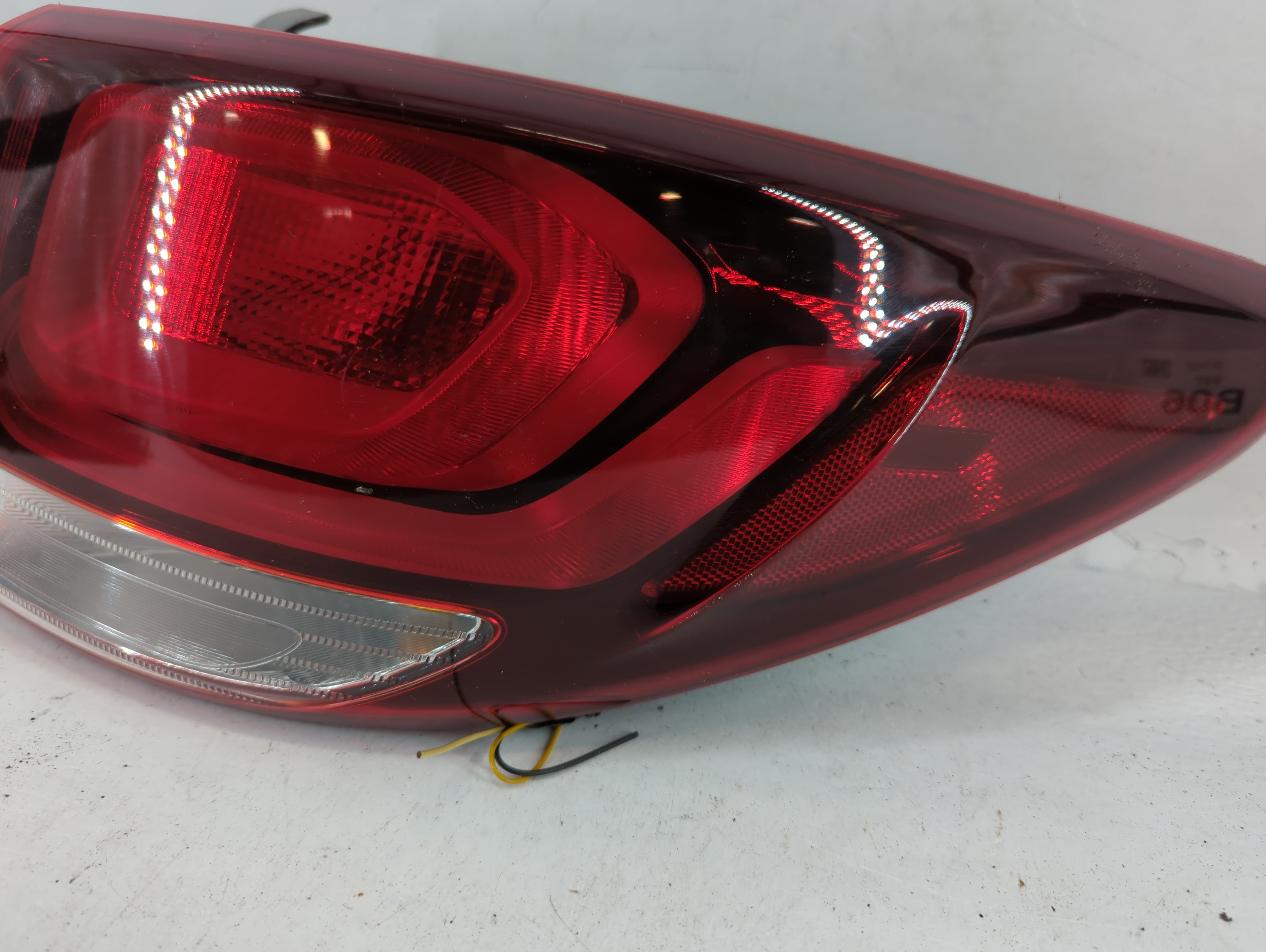 2017-2018 Hyundai Santa Fe Tail Light Assembly Passenger Right OEM P/N:92402-B85 Fits Fits 2017 2018 OEM Used Auto Parts - Oemusedautoparts1.com