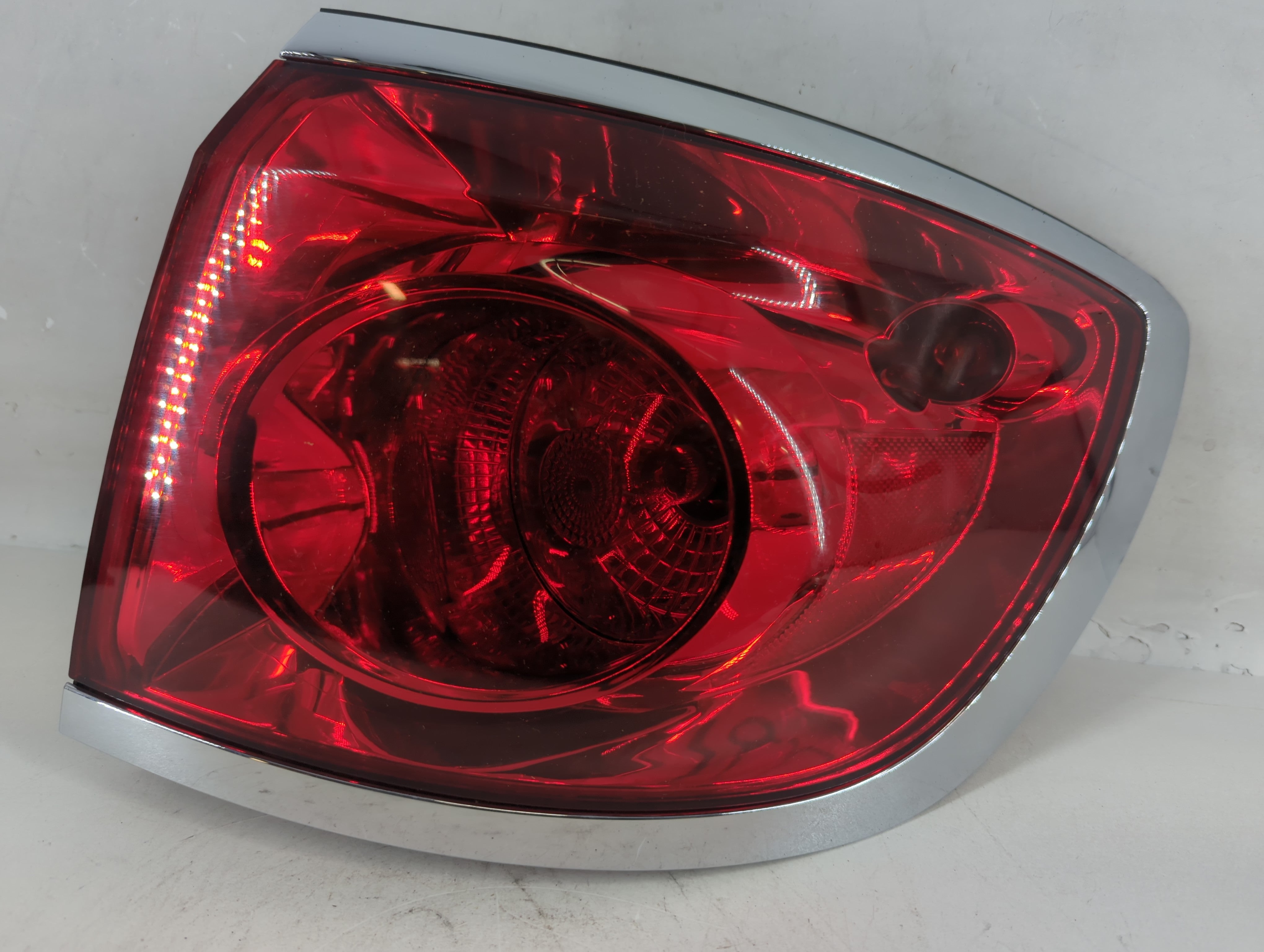 2008-2012 Buick Enclave Tail Light Assembly Passenger Right OEM P/N:25954942 Fits Fits 2008 2009 2010 2011 2012 OEM Used Auto Parts - Oemusedautoparts1.com