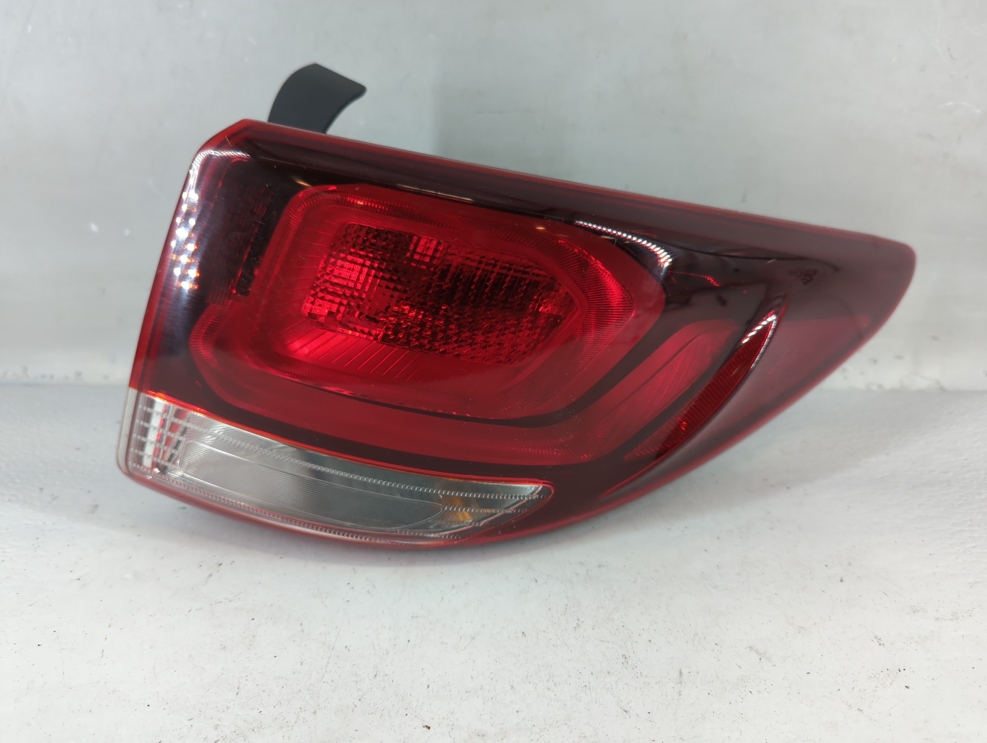 2017-2018 Hyundai Santa Fe Tail Light Assembly Passenger Right OEM P/N:92402-B85 Fits Fits 2017 2018 OEM Used Auto Parts - Oemusedautoparts1.com