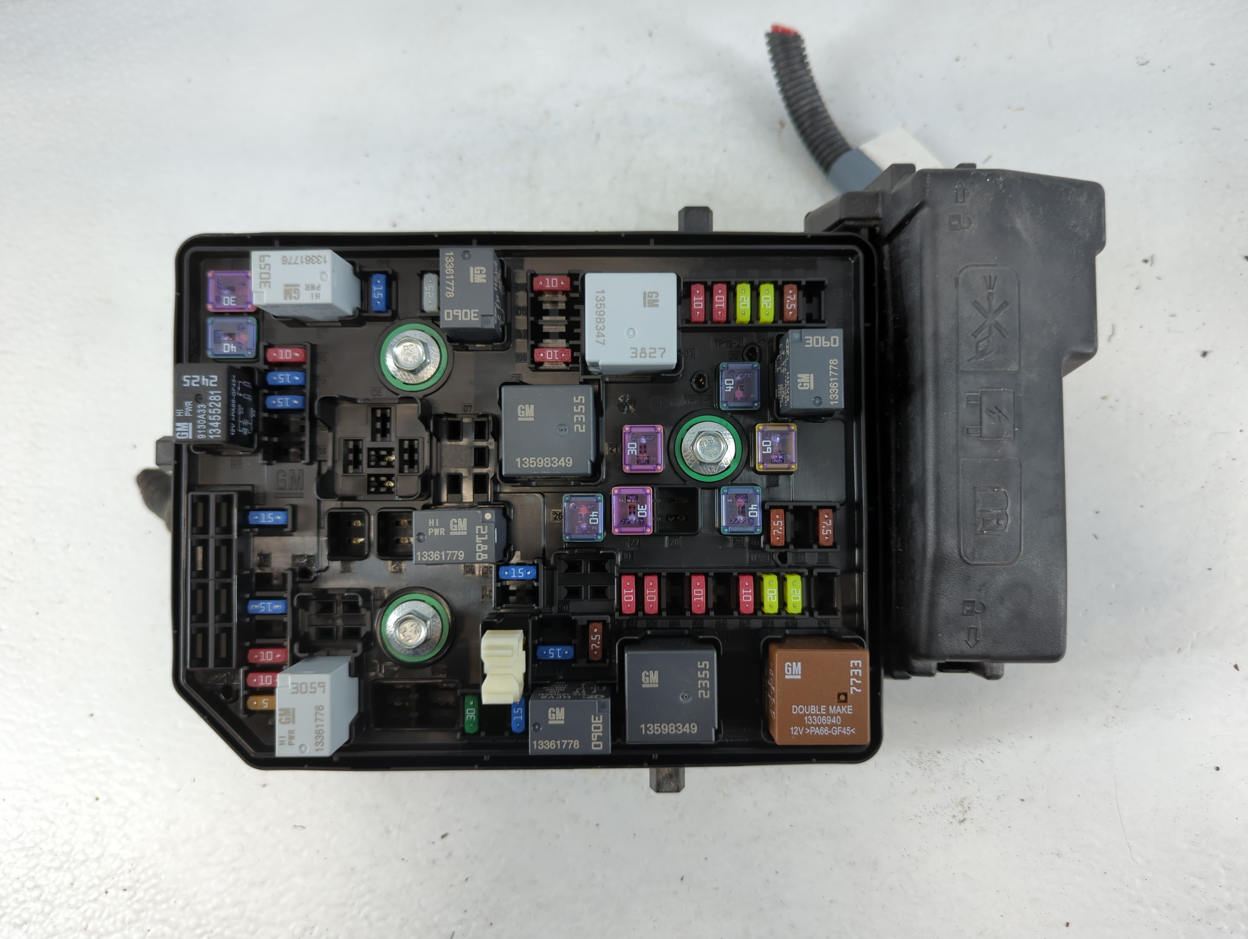 2016-2020 Buick Envision Fusebox Fuse Box Panel Relay Module P/N:84423753 Fits Fits 2016 2017 2018 2019 2020 OEM Used Auto Parts - Oemusedautoparts1.com