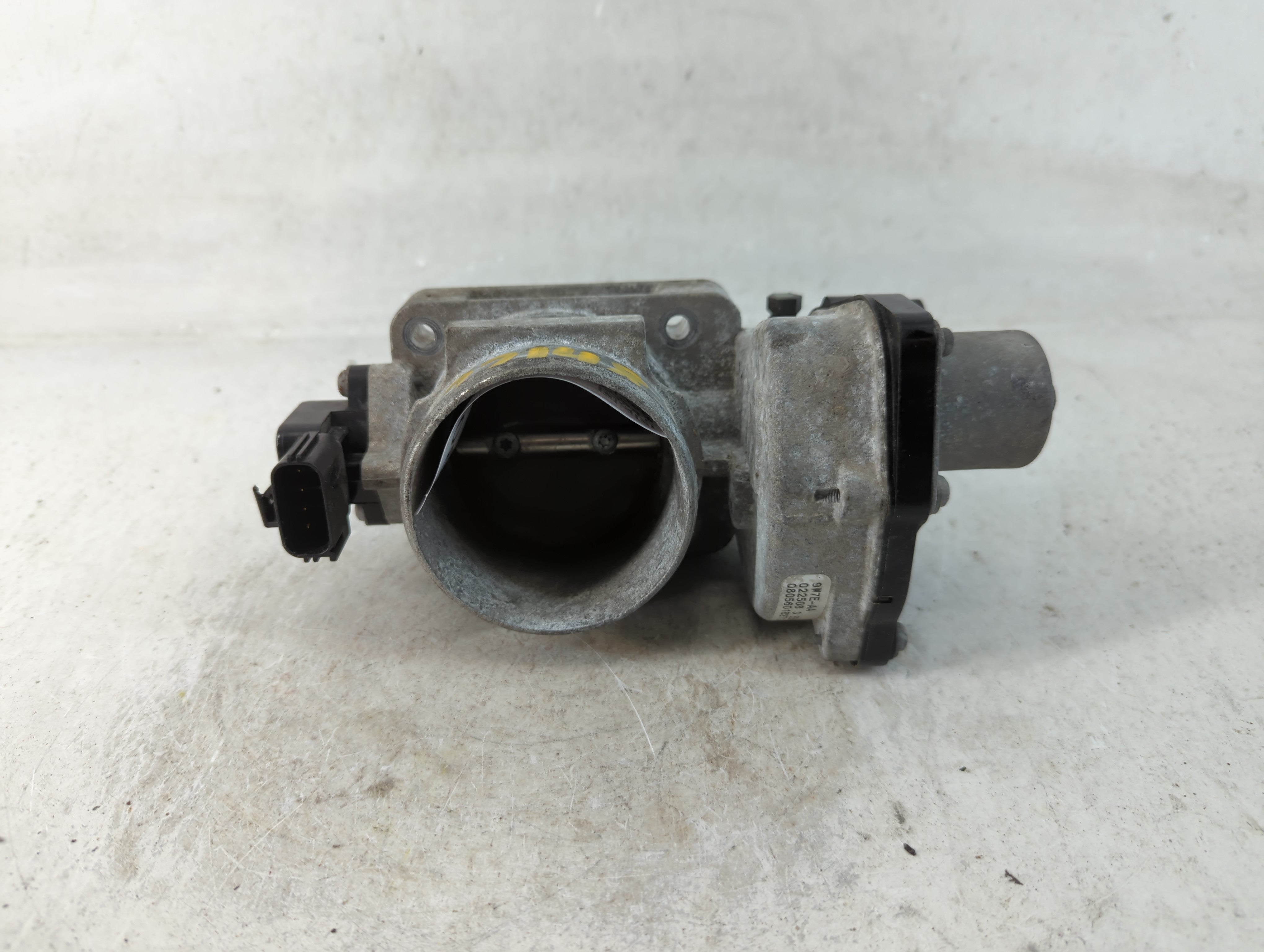 2005-2011 Lincoln Town Car Throttle Body P/N:022508 3 EE01A 9W7E-AA Fits OEM Used Auto Parts - Oemusedautoparts1.com