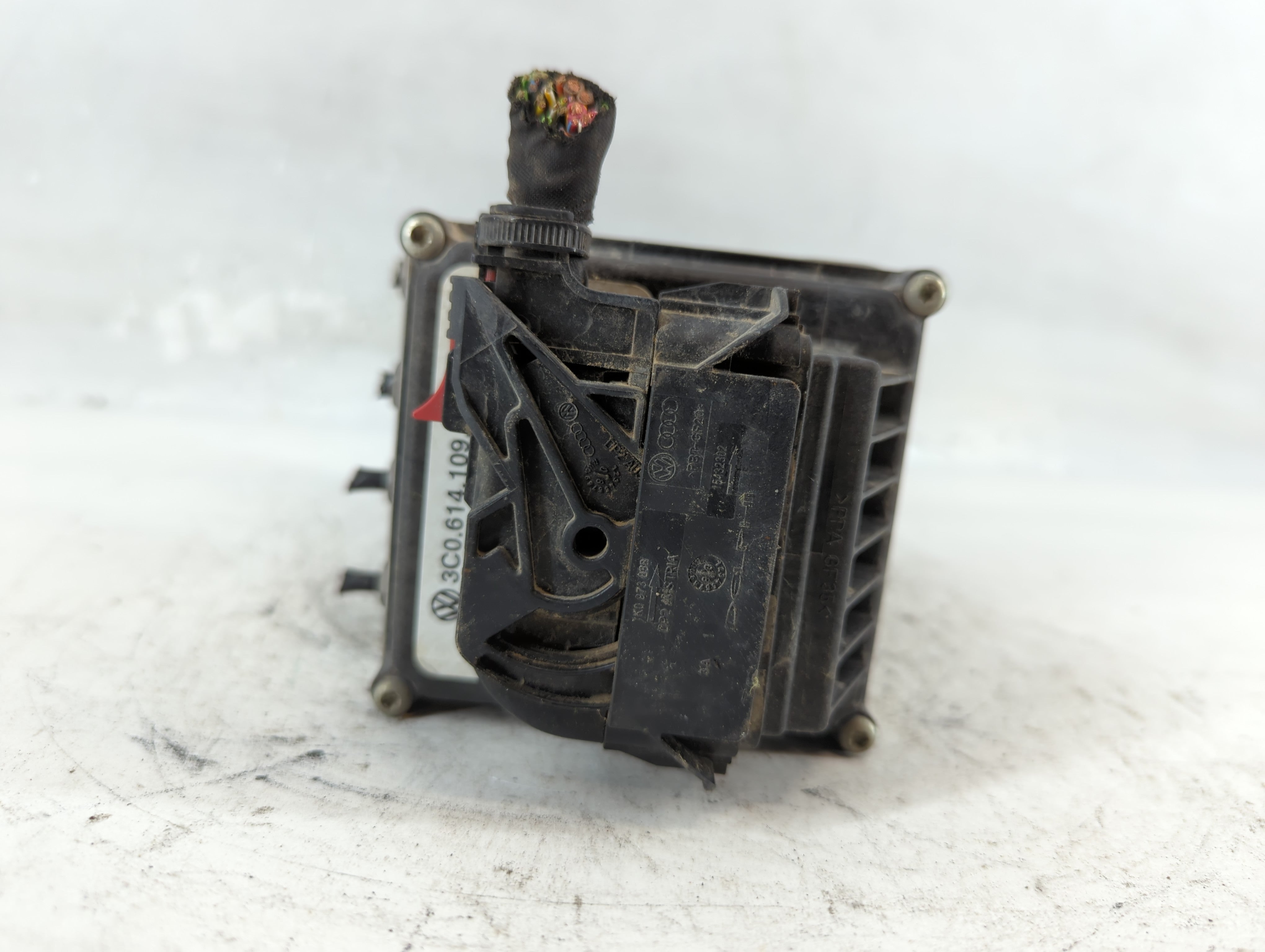 2009-2010 Volkswagen Passat ABS Pump Control Module Replacement P/N:16705905 3C0.614.109.P Fits Fits 2009 2010 OEM Used Auto Parts - Oemusedautoparts1.com