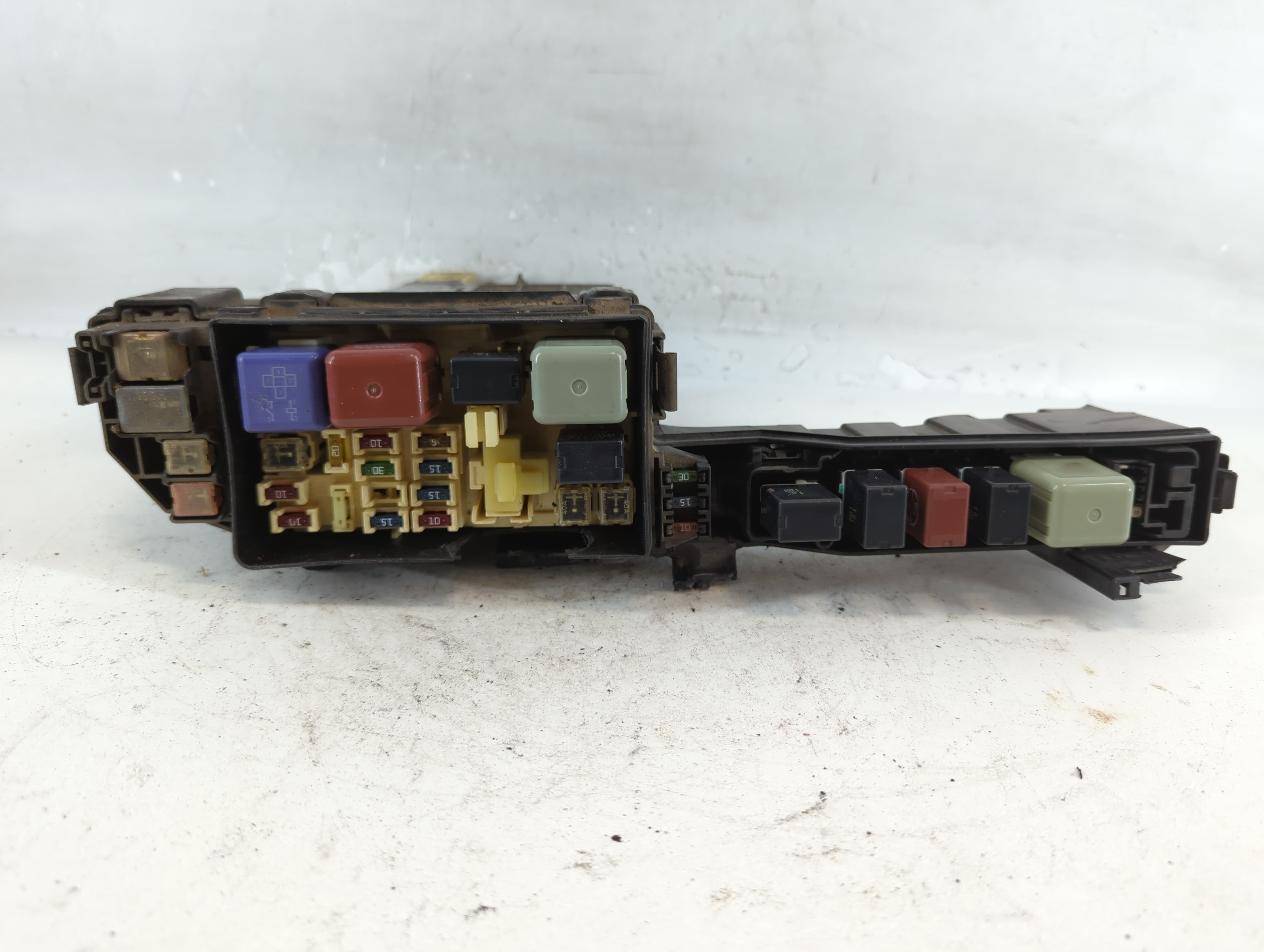 1999-2000 Toyota Sienna Fusebox Fuse Box Panel Relay Module Fits Fits 1999 2000 OEM Used Auto Parts - Oemusedautoparts1.com