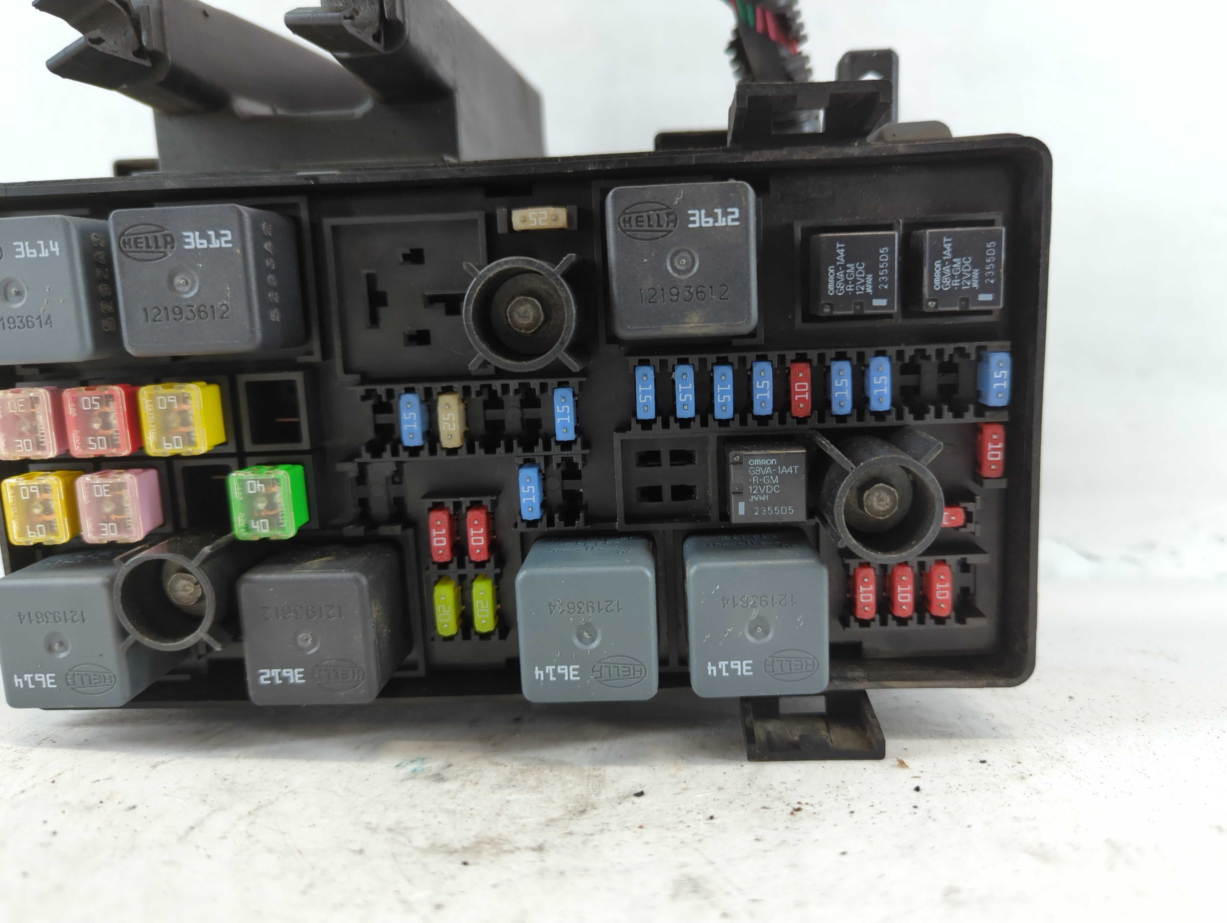 2006-2007 Buick Lucerne Fusebox Fuse Box Panel Relay Module P/N:15812666 Fits Fits 2006 2007 OEM Used Auto Parts - Oemusedautoparts1.com