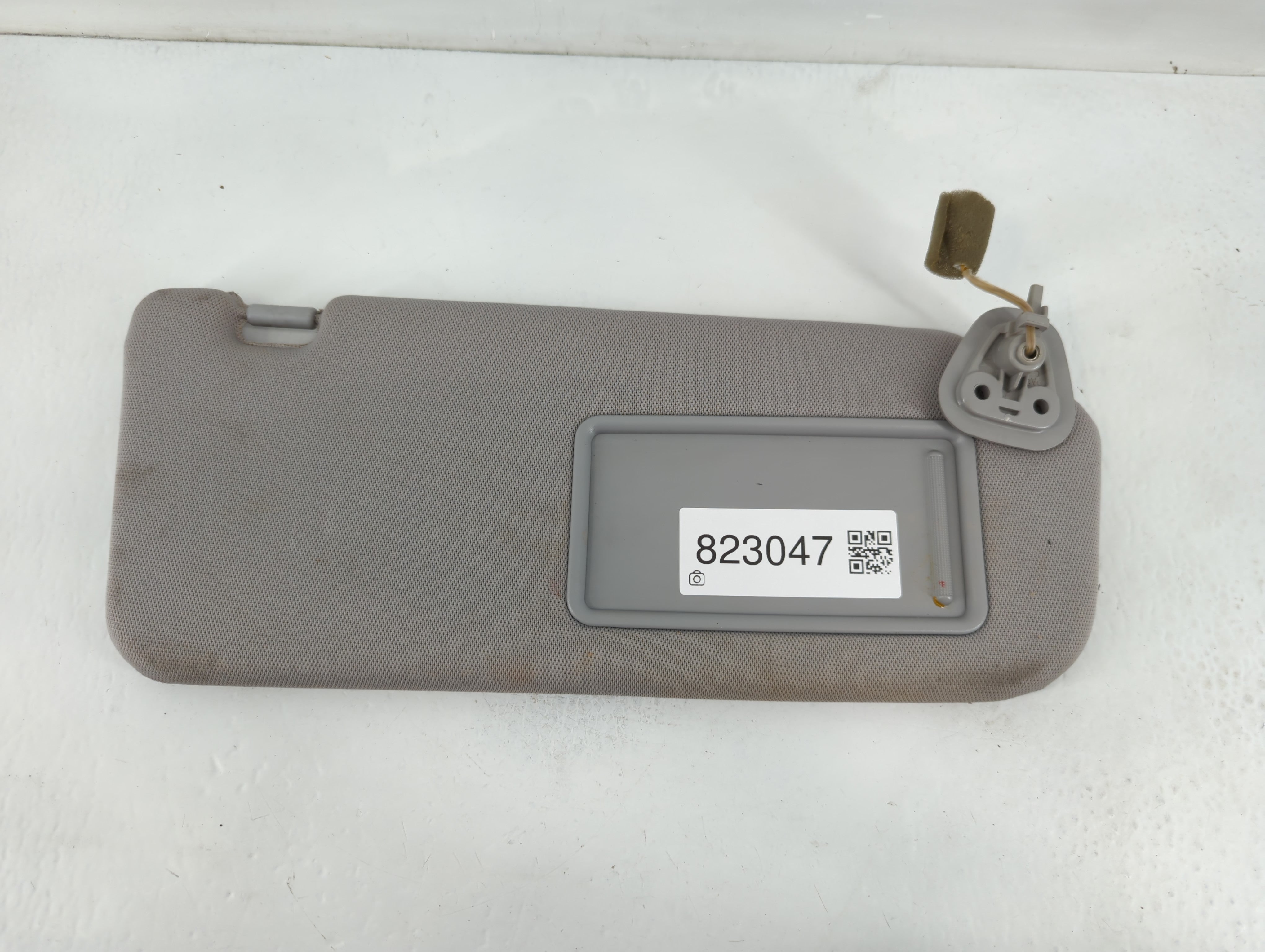 2010-2012 Hyundai Santa Fe Sun Visor Shade Replacement Driver Left Mirror Fits Fits 2010 2011 2012 OEM Used Auto Parts - Oemusedautoparts1.com