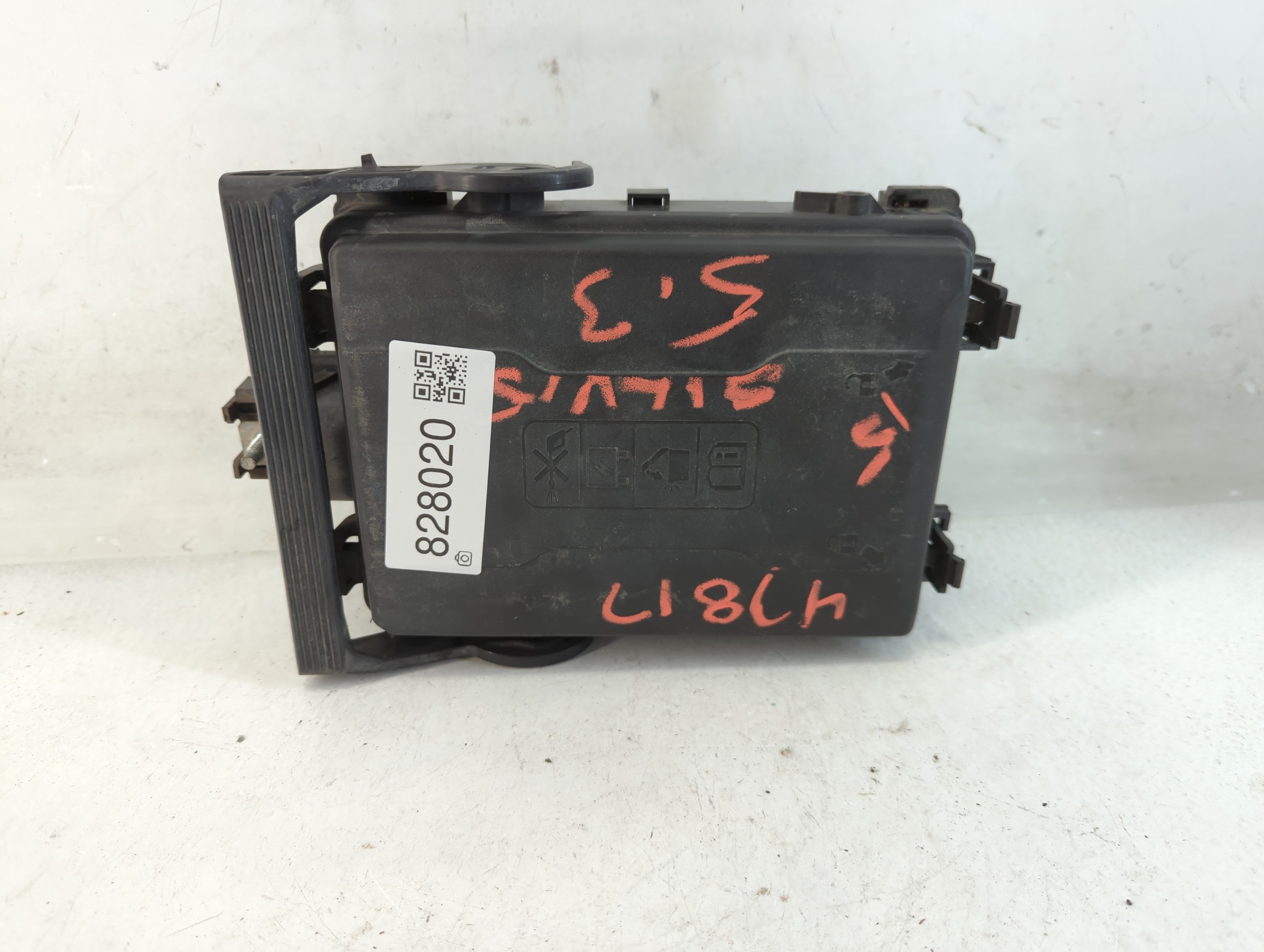 2016-2017 Chevrolet Silverado 1500 Fusebox Fuse Box Panel Relay Module P/N:23285566 Fits Fits 2016 2017 OEM Used Auto Parts - Oemusedautoparts1.com