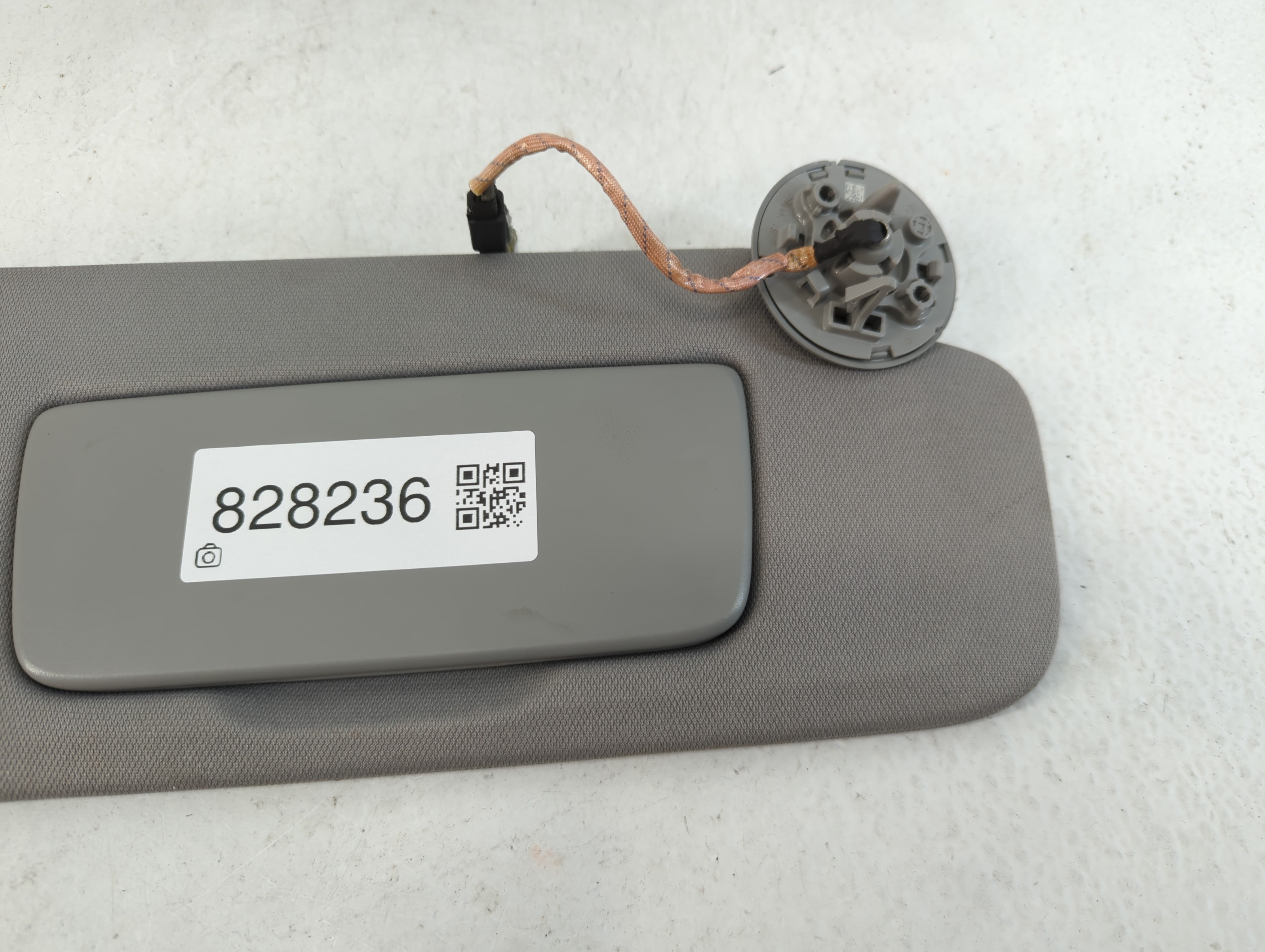 2018-2019 Chevrolet Equinox Sun Visor Shade Replacement Passenger Right Mirror Fits Fits 2018 2019 OEM Used Auto Parts - Oemusedautoparts1.com
