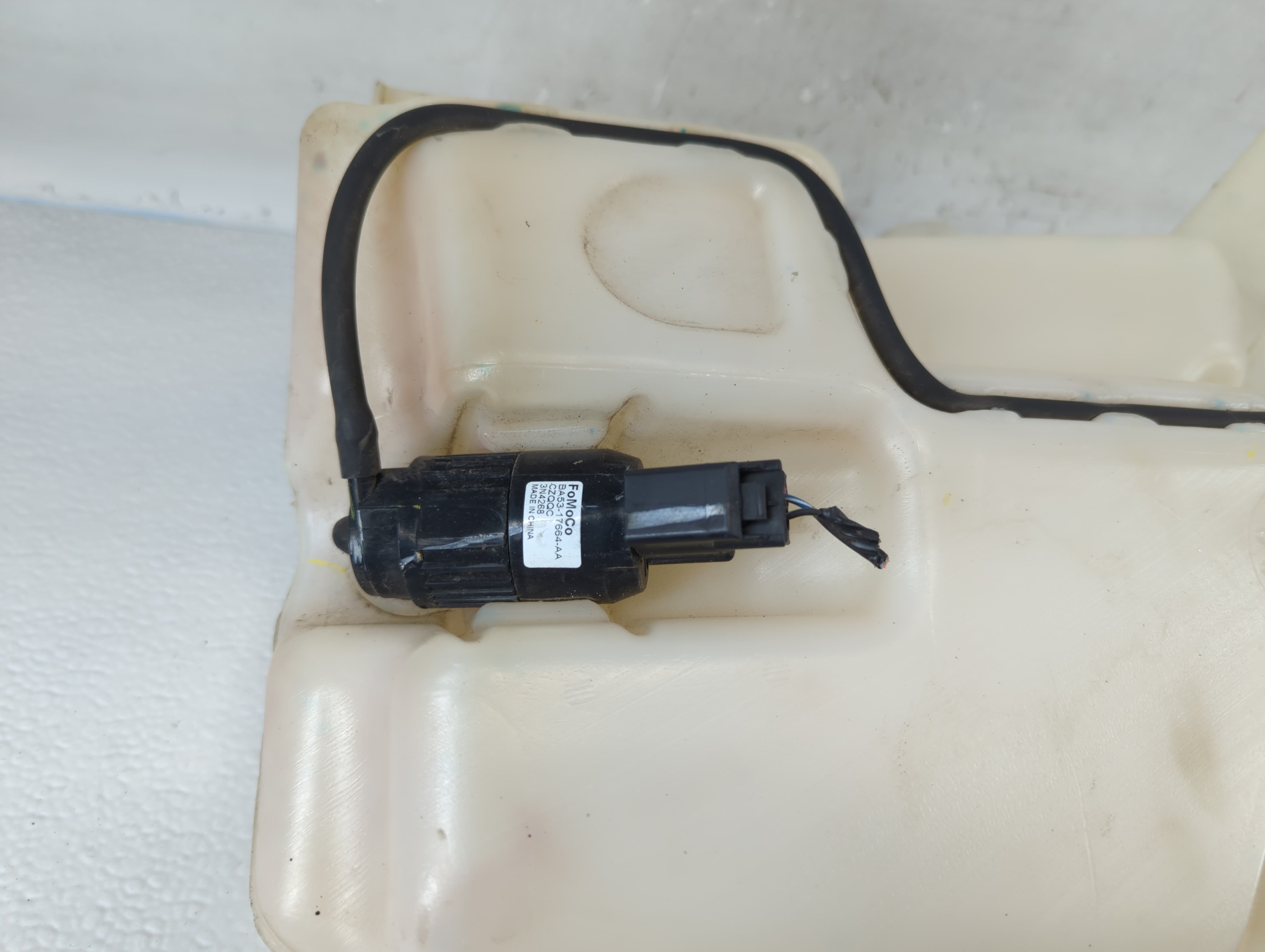 2013-2014 Ford Fusion Windshield Washer Fluid Reservoir Bottle Oem - Oemusedautoparts1.com